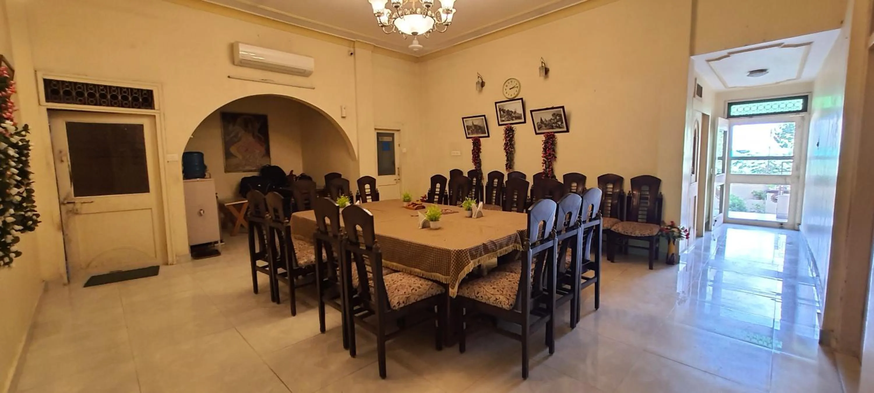 Restaurant/places to eat in Hotel Temple On Ganges