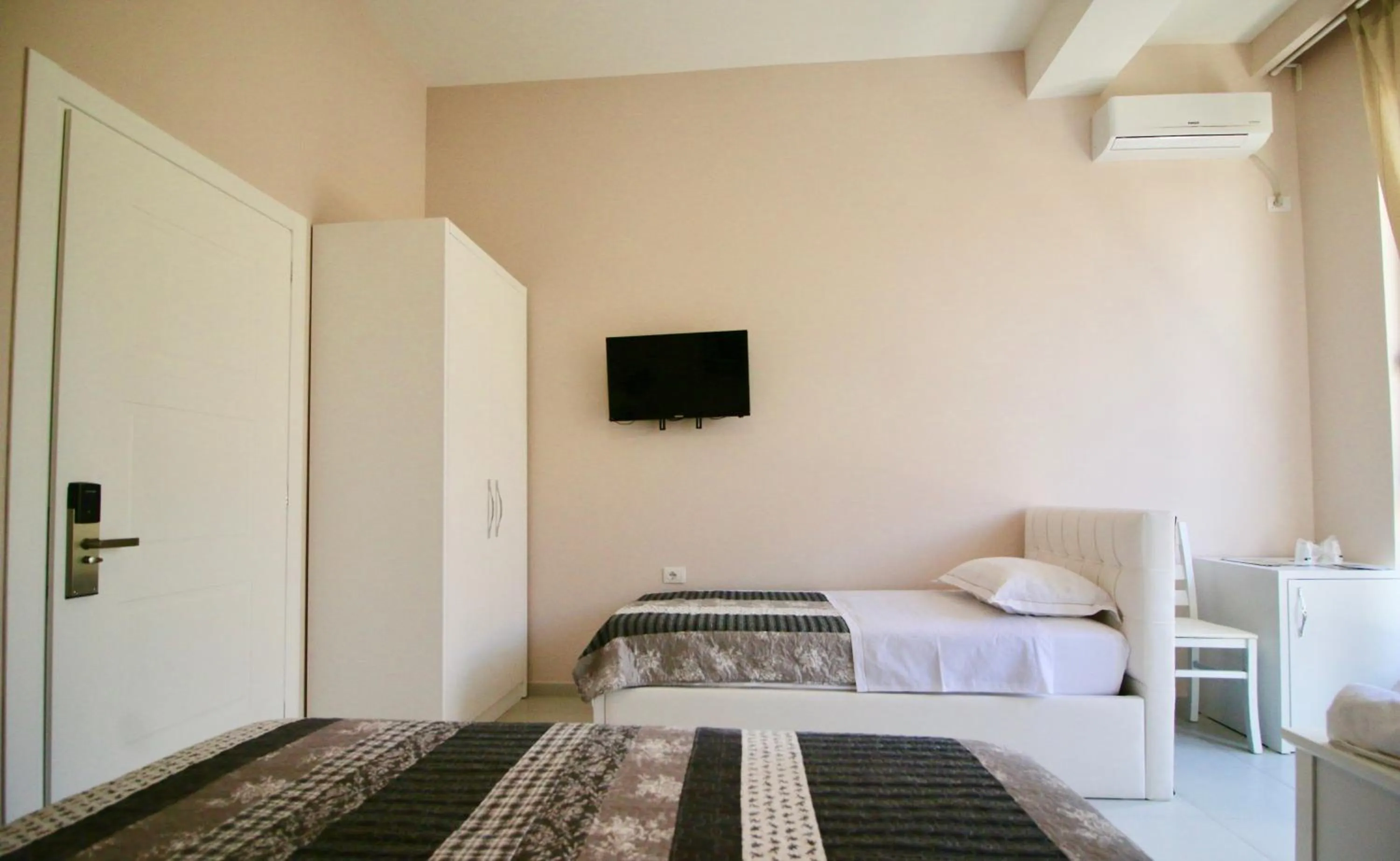 Communal lounge/ TV room, Bed in Hotel Orestiada