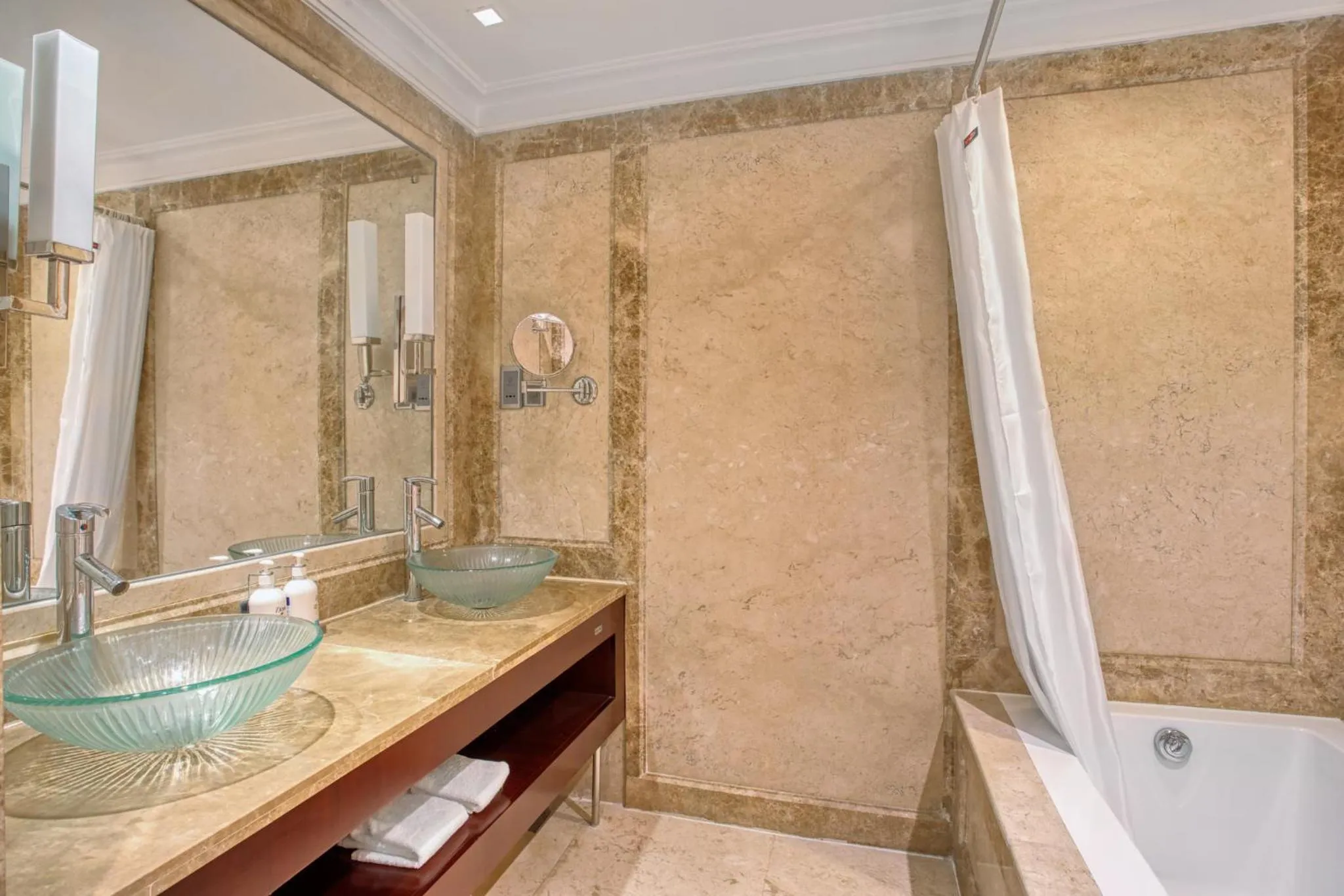 Bedroom in Holiday Inn Cochin by IHG