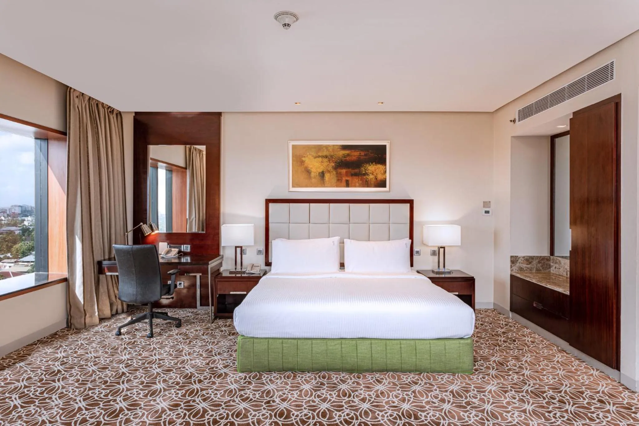 Photo of the whole room, Bed in Holiday Inn Cochin by IHG