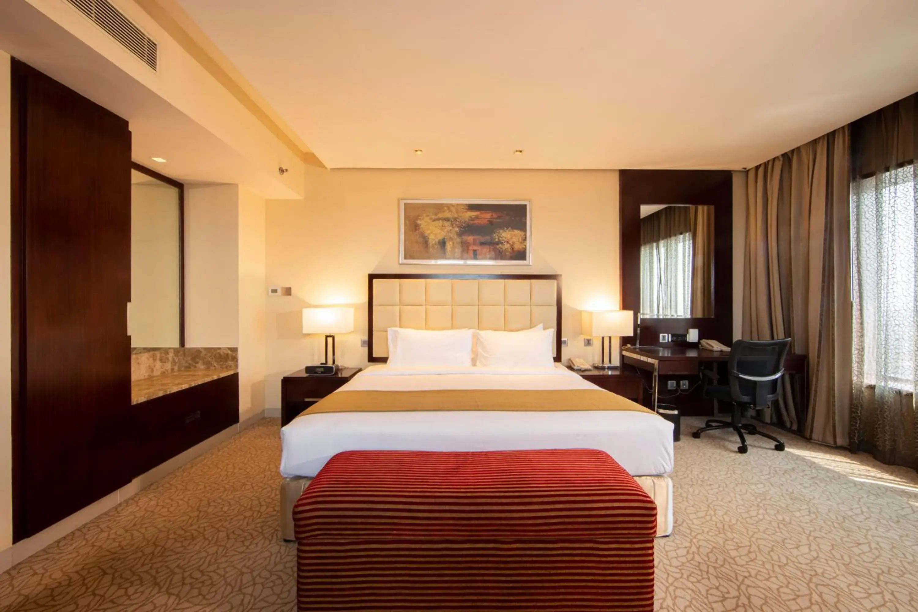 Premium King Room - High Floor in Holiday Inn Cochin by IHG Premium King Room - High Floor in Holiday Inn Cochin by IHG