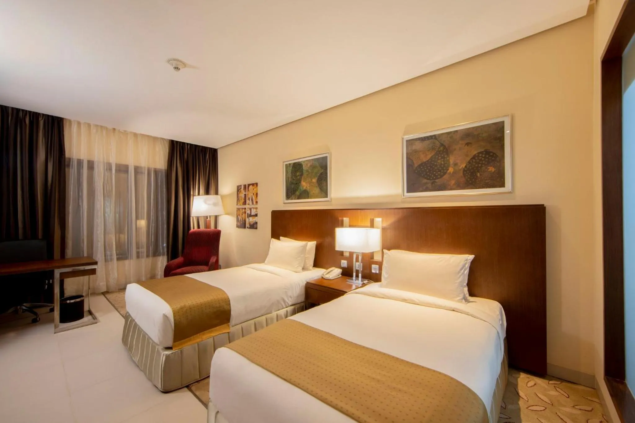 Photo of the whole room, Bed in Holiday Inn Cochin by IHG