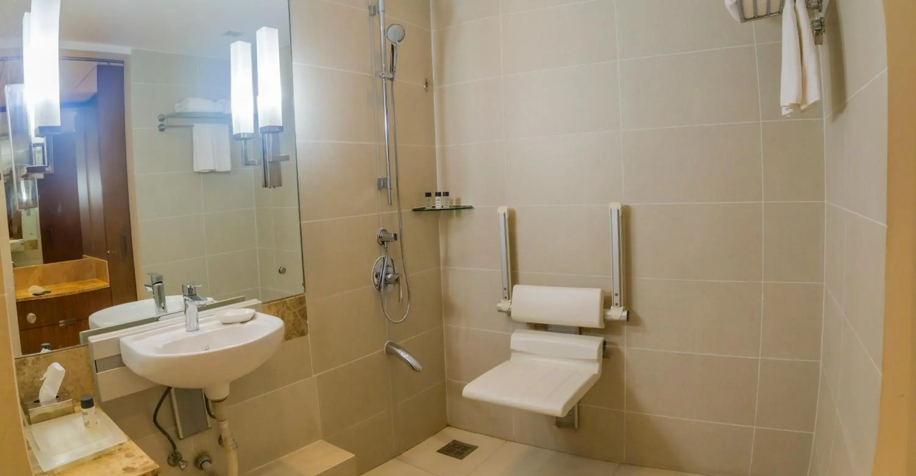 King Room - single occupancy - Disability Access with 25% Discount on F&B,15% Discount on SPA, 20% Discount on Laundry, 20% Discount on Airport transfers. in Holiday Inn Cochin by IHG King Room - single occupancy - Disability Access with 25% Discount on F&B,15% Discount on SPA, 20% Discount on Laundry, 20% Discount on Airport transfers. in Holiday Inn Cochin by IHG