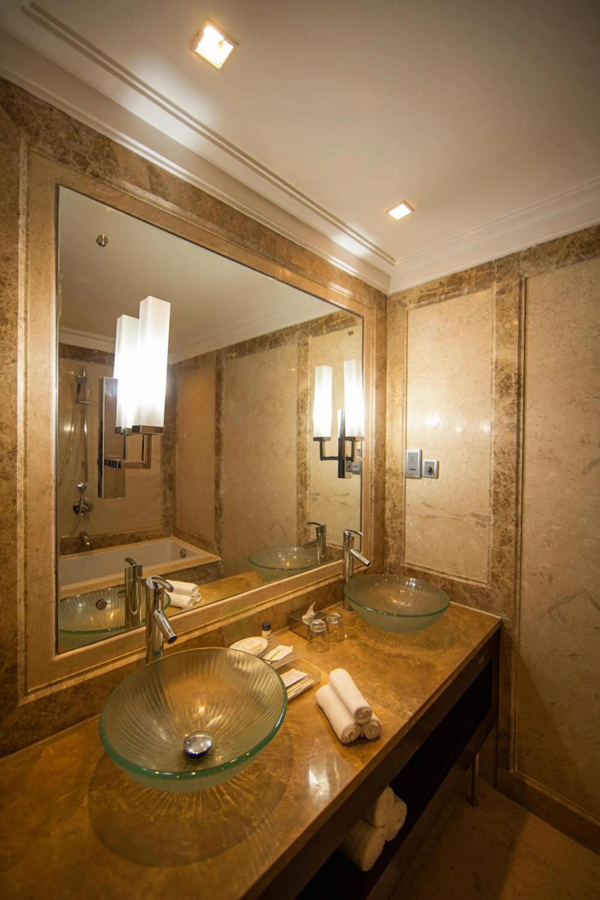 Photo of the whole room in Holiday Inn Cochin by IHG