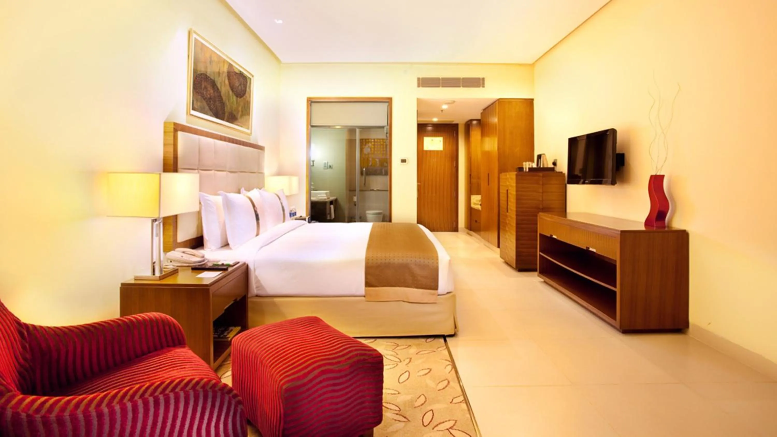 Photo of the whole room, Bed in Holiday Inn Cochin by IHG
