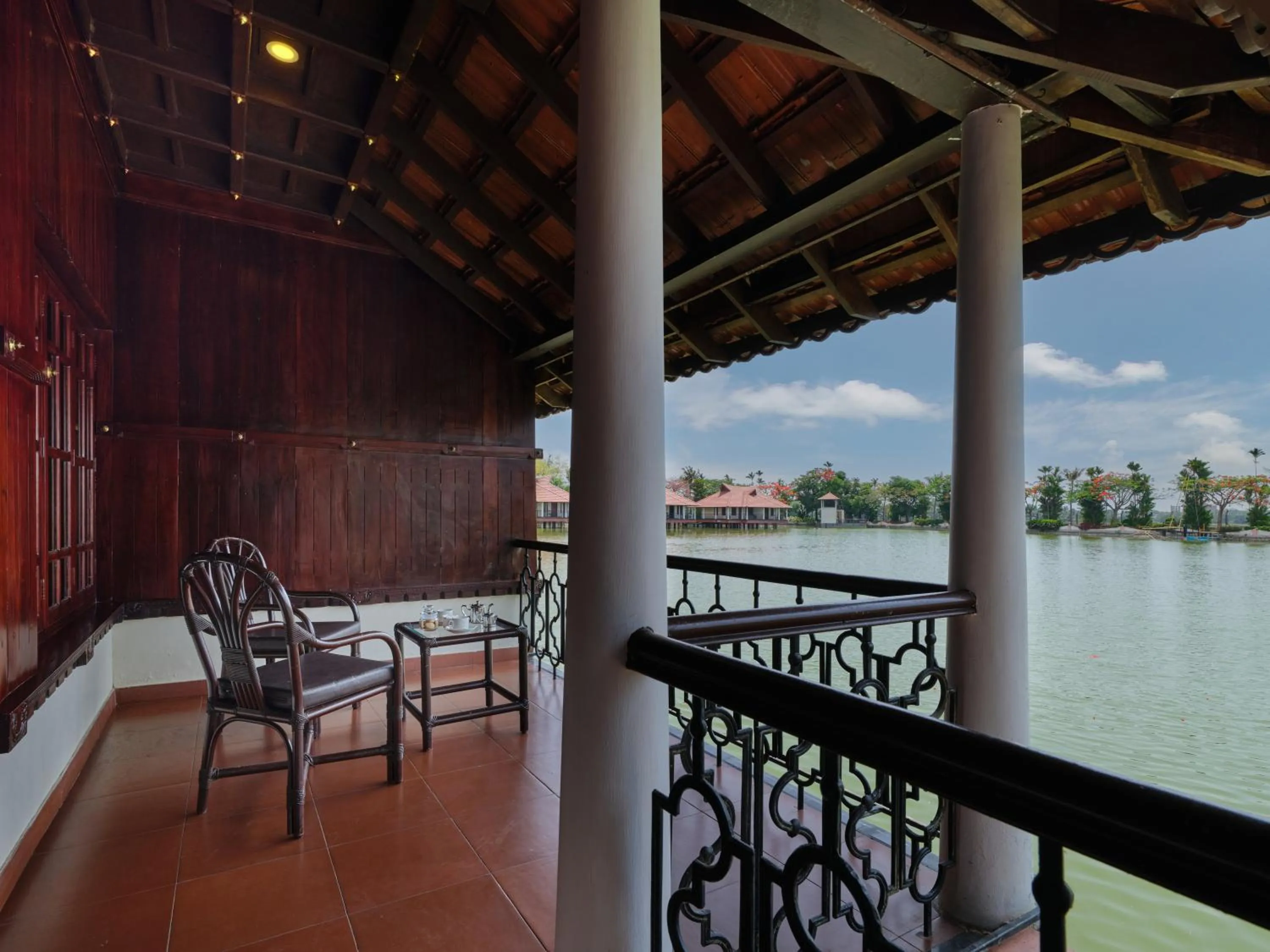 Sterling Lake Palace Alleppey