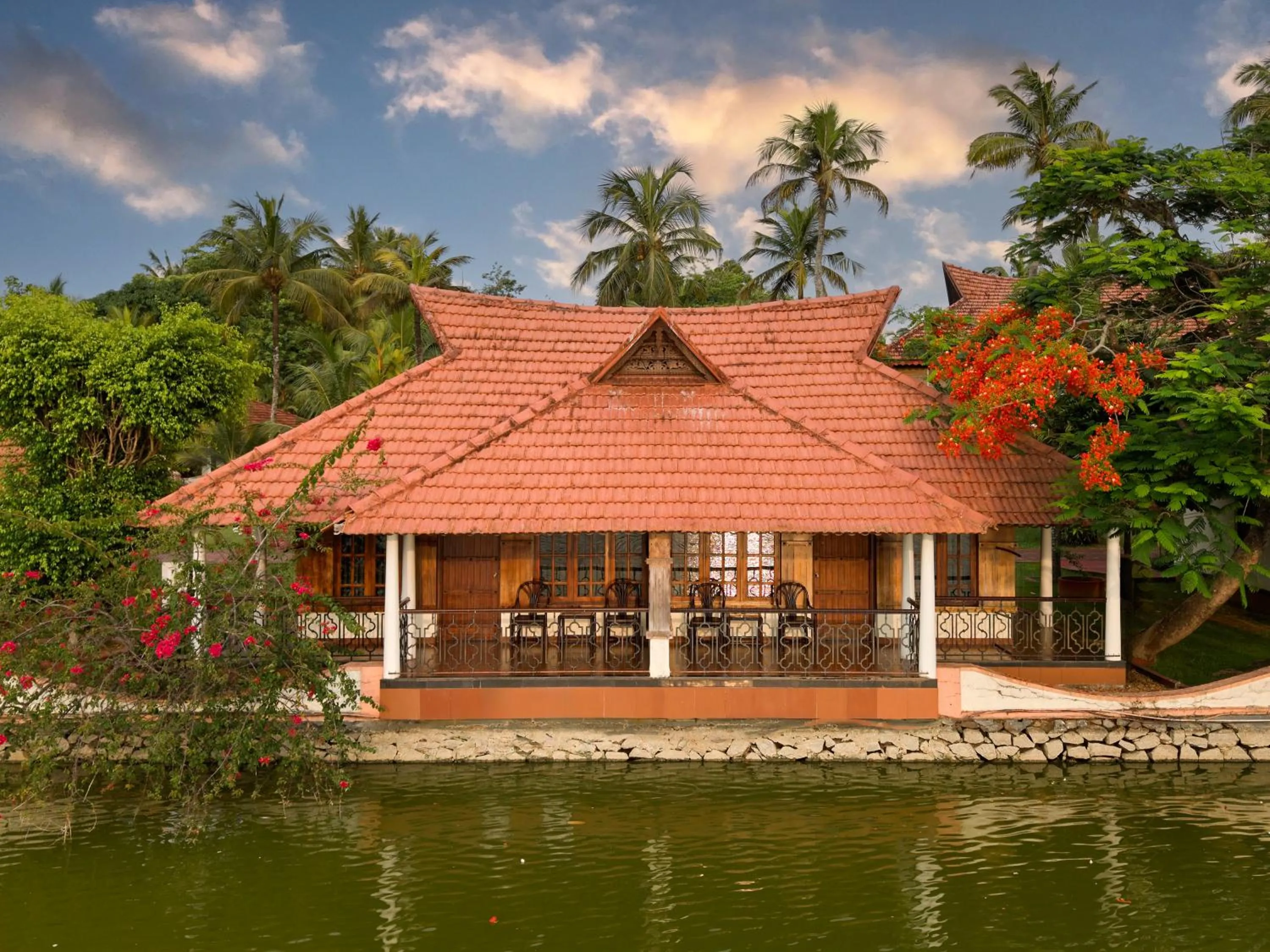 Sterling Lake Palace Alleppey