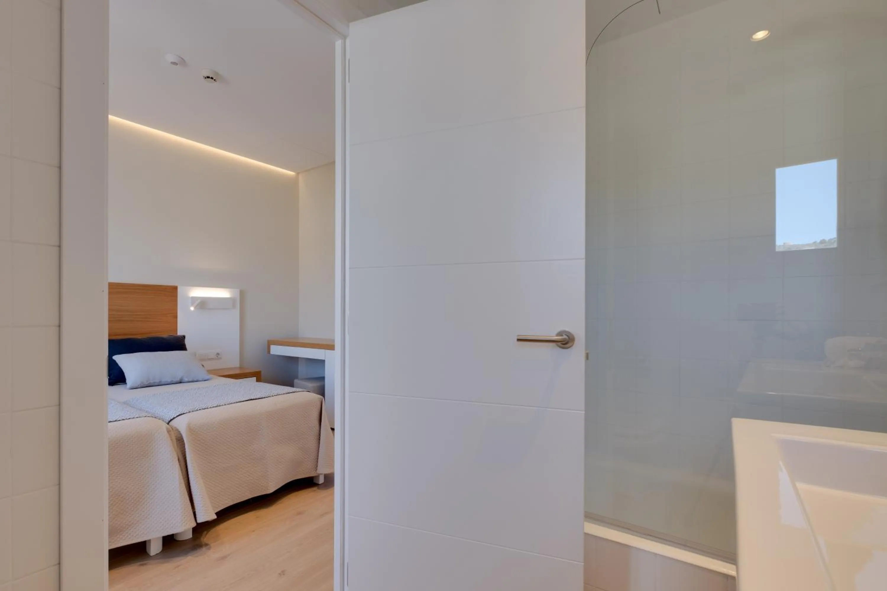 Bathroom, Bed in Hotel Eden Soller