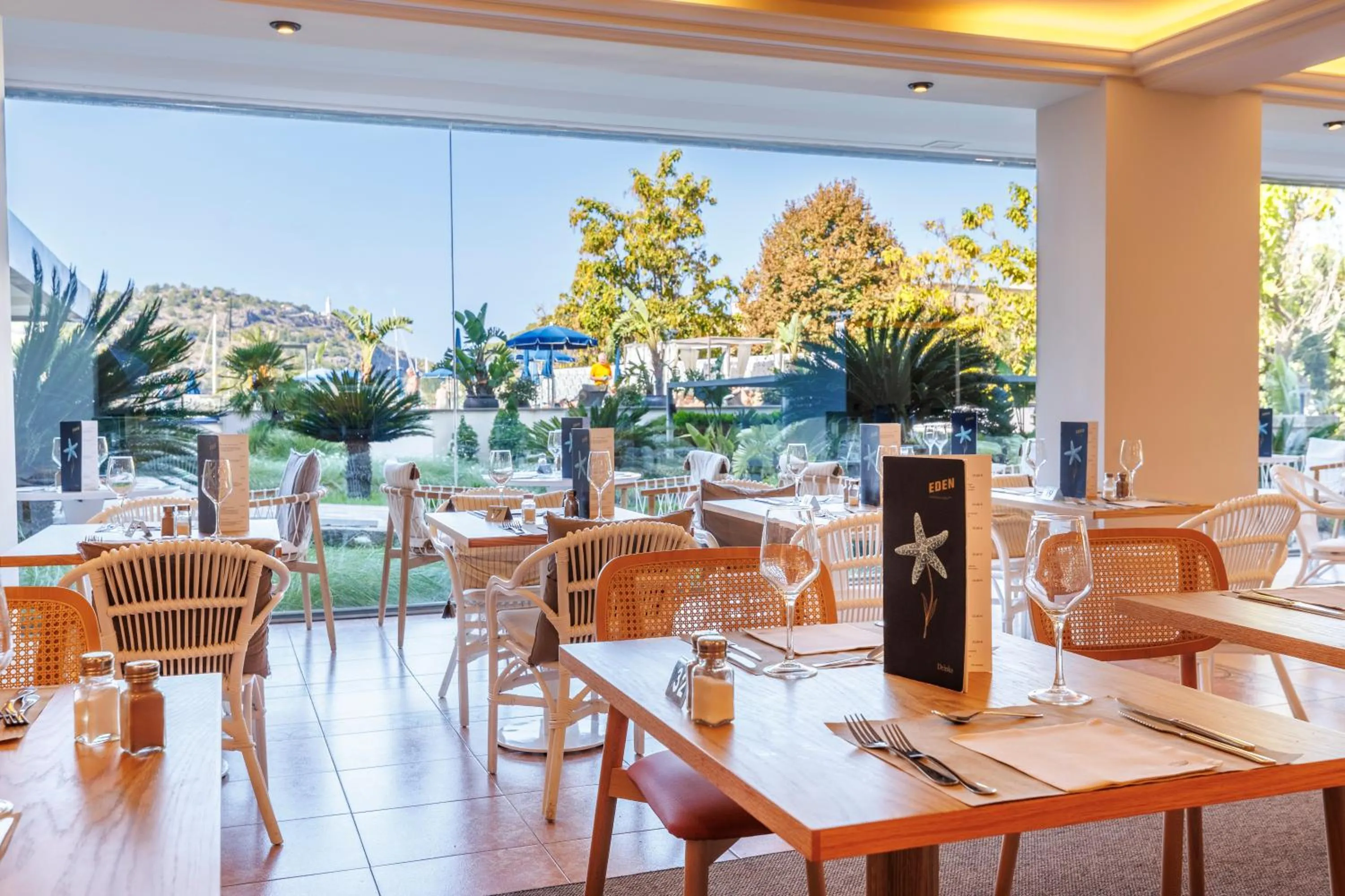 Restaurant/places to eat in Hotel Eden Soller