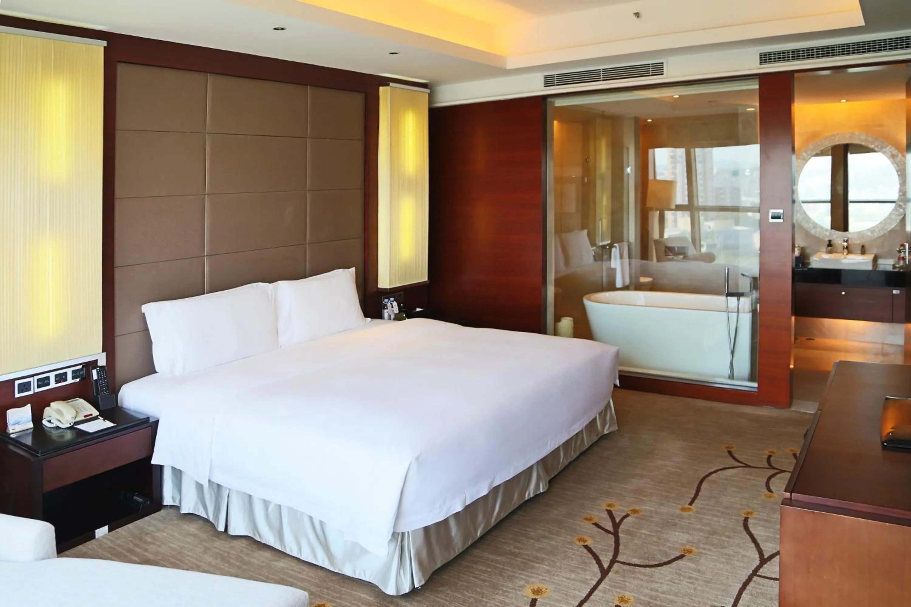 Photo of the whole room, Bed in Grand Skylight International Hotel Shenzhen Guanlan, Near Metro Station, Huawei, Foxcnn, Shenzhen North Railway