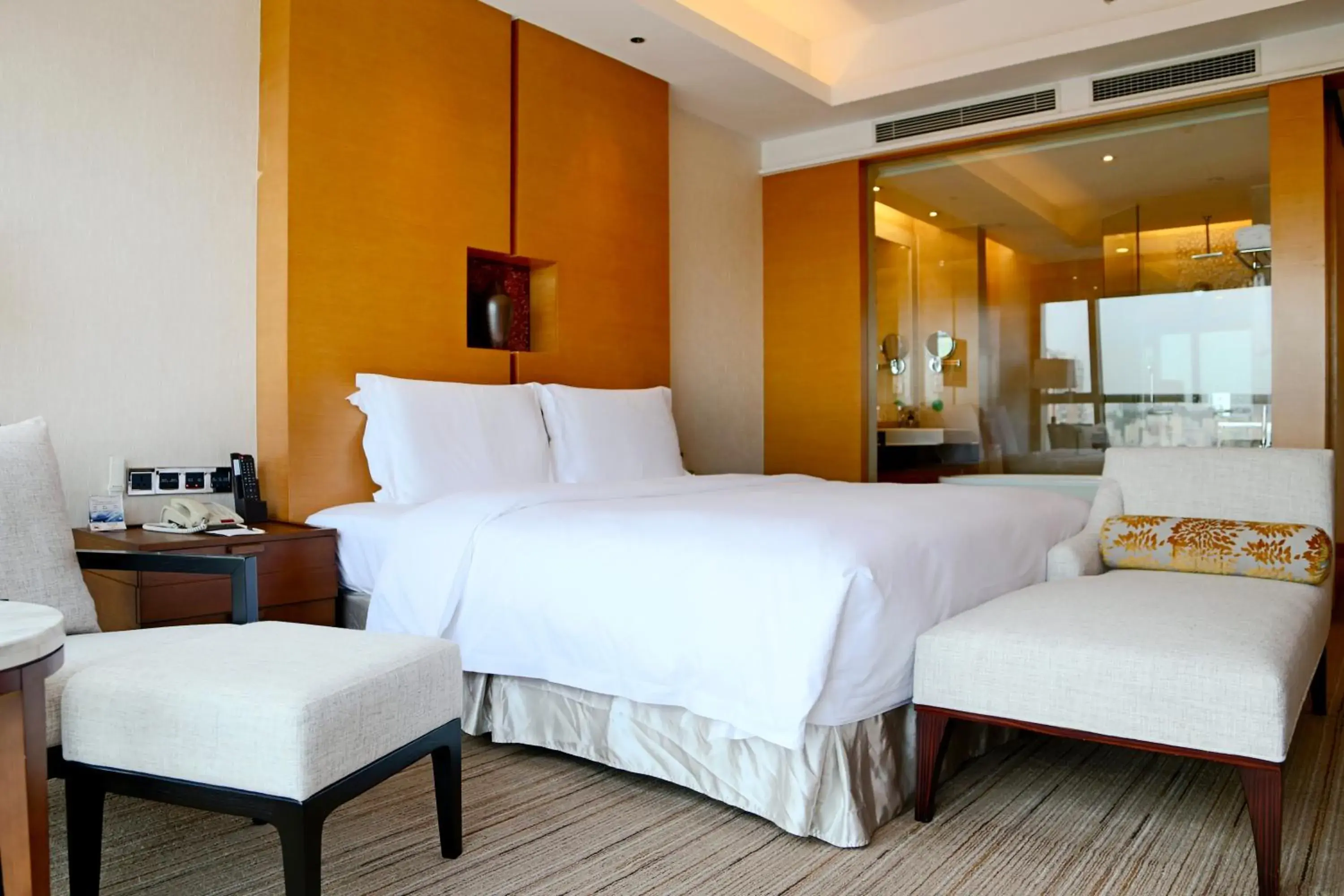 Deluxe King Room in Grand Skylight International Hotel Shenzhen Guanlan, Near Metro Station, Huawei, Foxcnn, Shenzhen North Railway Deluxe King Room in Grand Skylight International Hotel Shenzhen Guanlan, Near Metro Station, Huawei, Foxcnn, Shenzhen North Railway