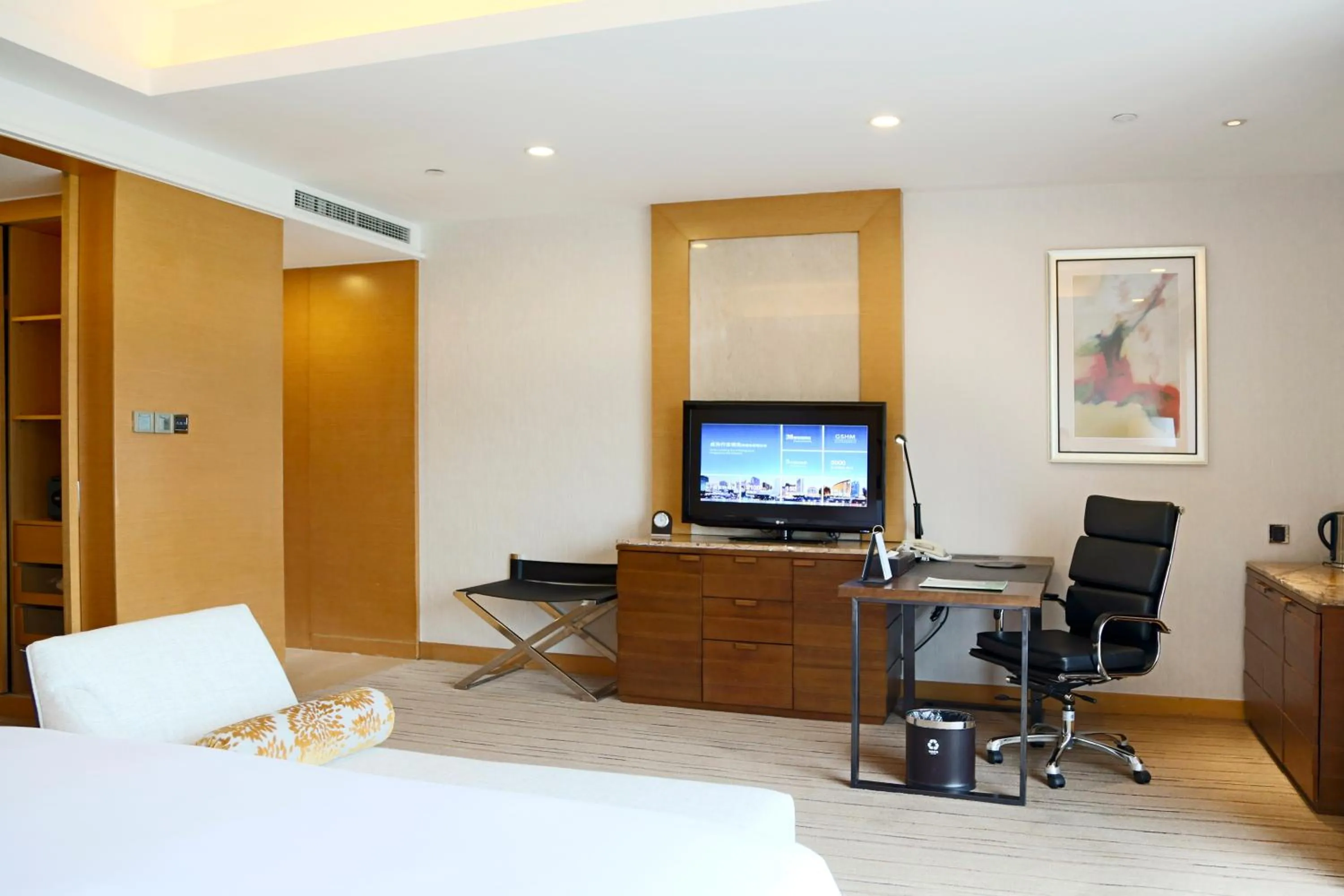 Photo of the whole room, Bed in Grand Skylight International Hotel Shenzhen Guanlan, Near Metro Station, Huawei, Foxcnn, Shenzhen North Railway