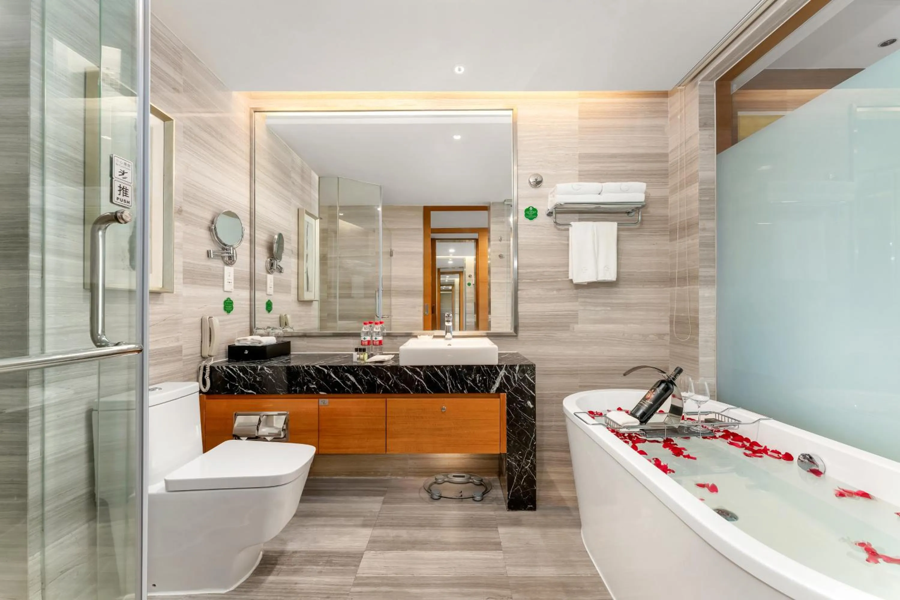 Bathroom in Grand Skylight International Hotel Shenzhen Guanlan, Near Metro Station, Huawei, Foxcnn, Shenzhen North Railway