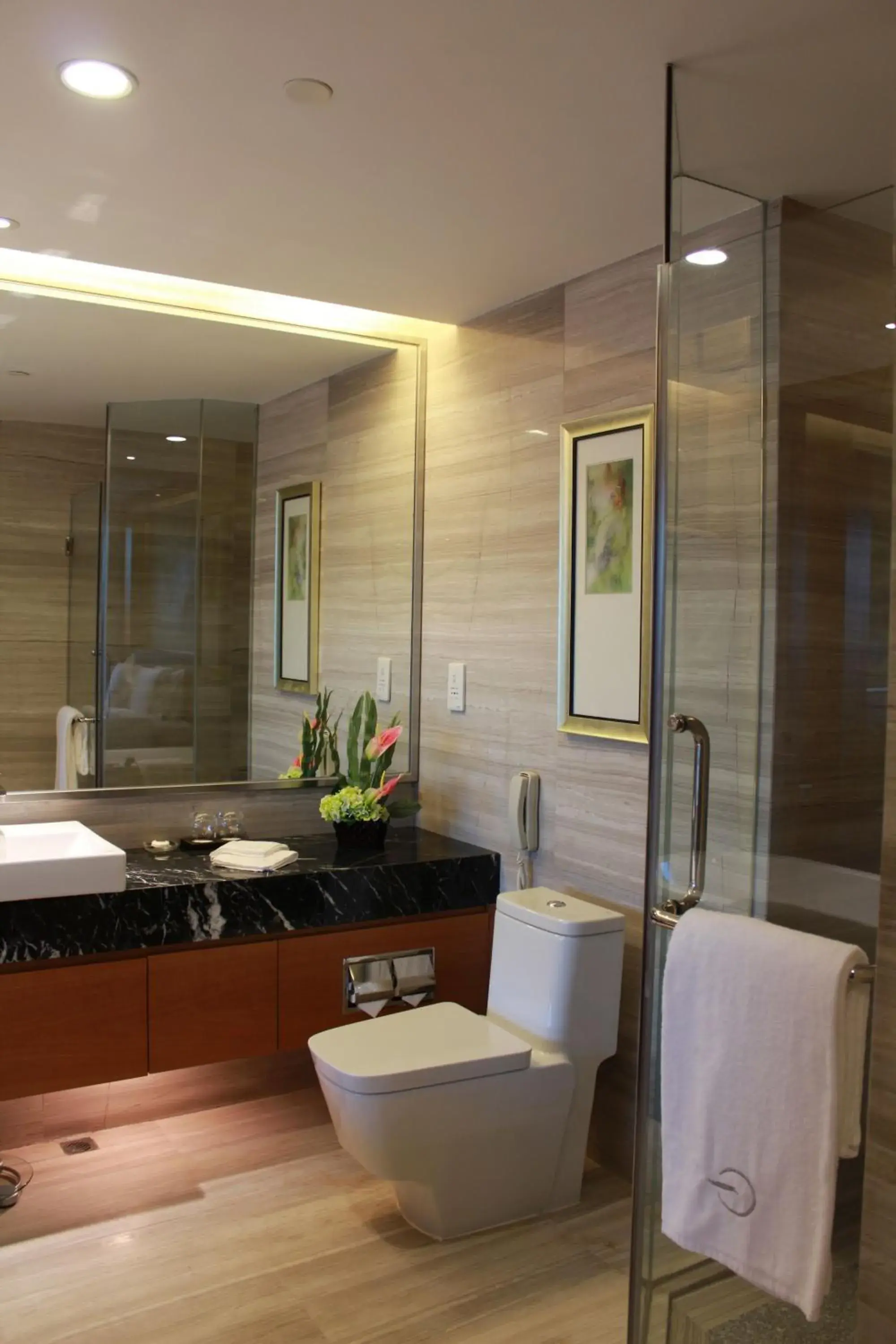 Executive Double Room in Grand Skylight International Hotel Shenzhen Guanlan, Near Metro Station, Huawei, Foxcnn, Shenzhen North Railway Executive Double Room in Grand Skylight International Hotel Shenzhen Guanlan, Near Metro Station, Huawei, Foxcnn, Shenzhen North Railway