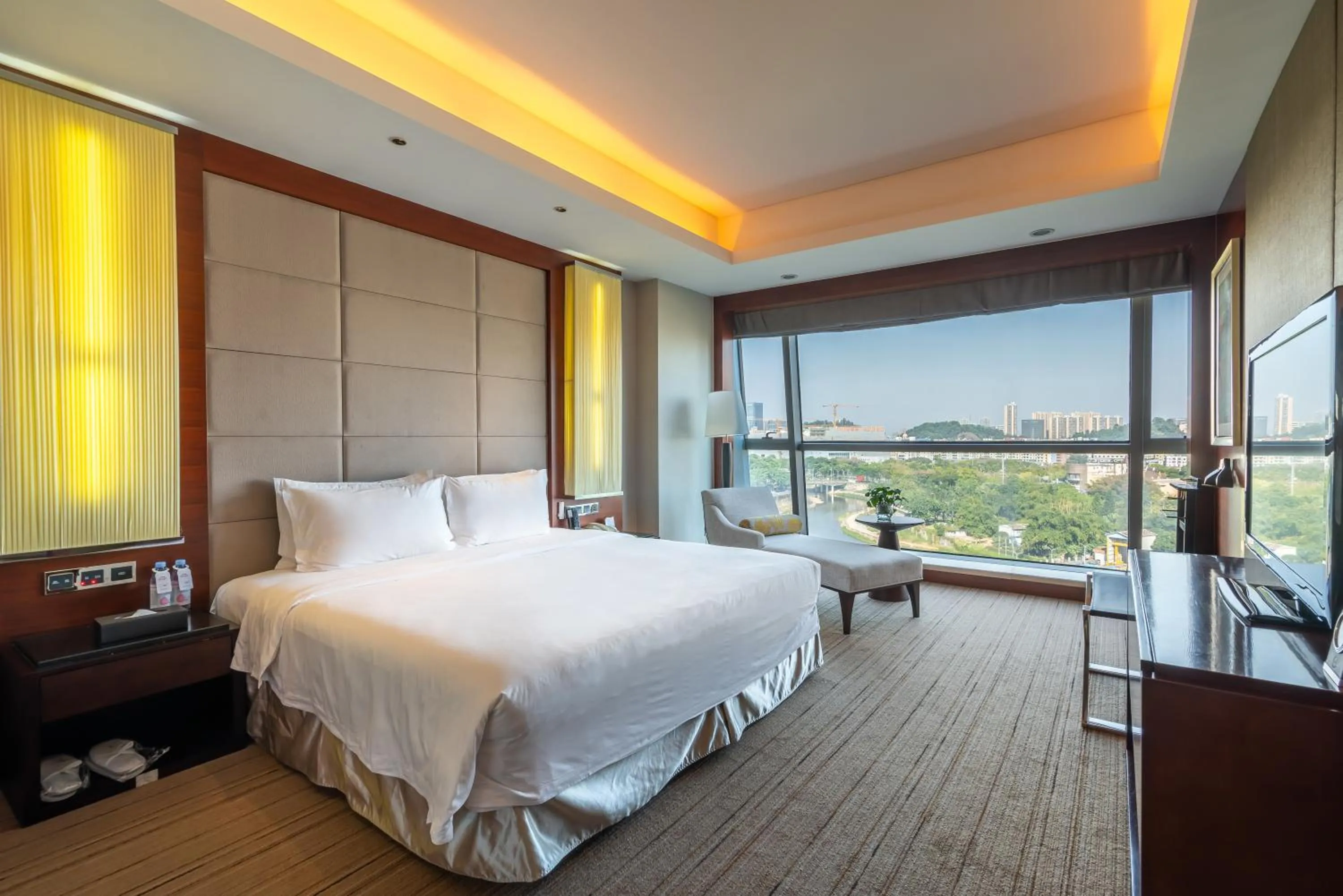Bed in Grand Skylight International Hotel Shenzhen Guanlan, Near Metro Station, Huawei, Foxcnn, Shenzhen North Railway
