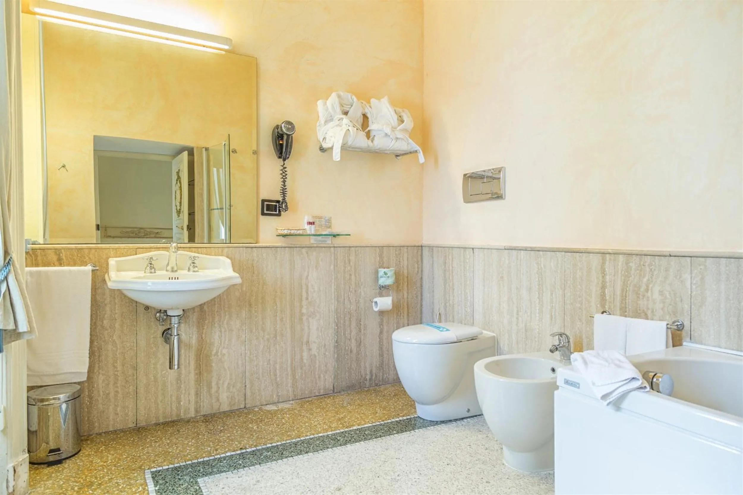 Bathroom in Villa Signorini Hotel