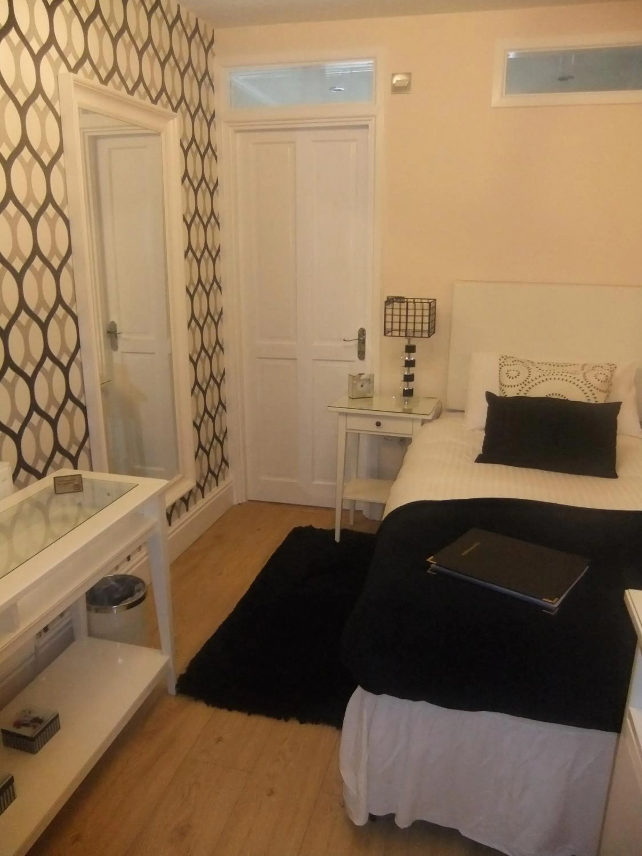 Bedroom, Bed in The Leicester