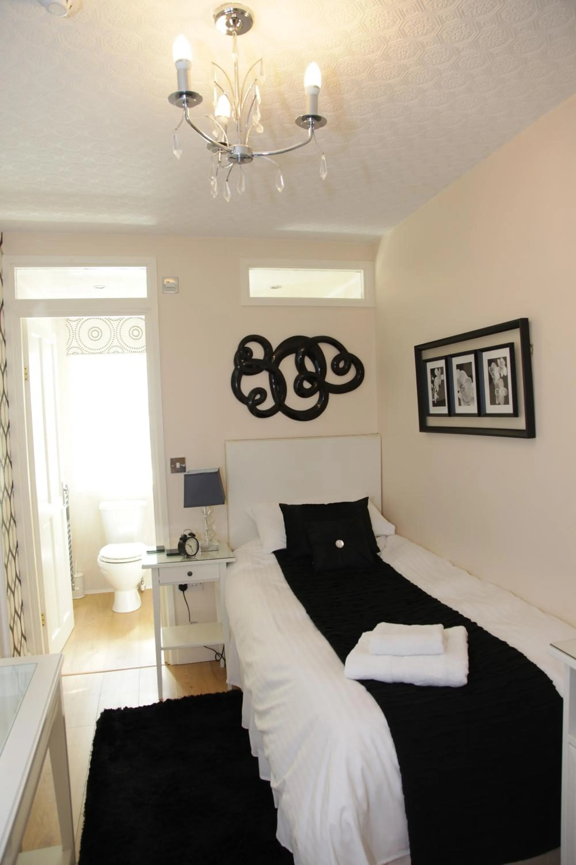 Bedroom, Bed in The Leicester