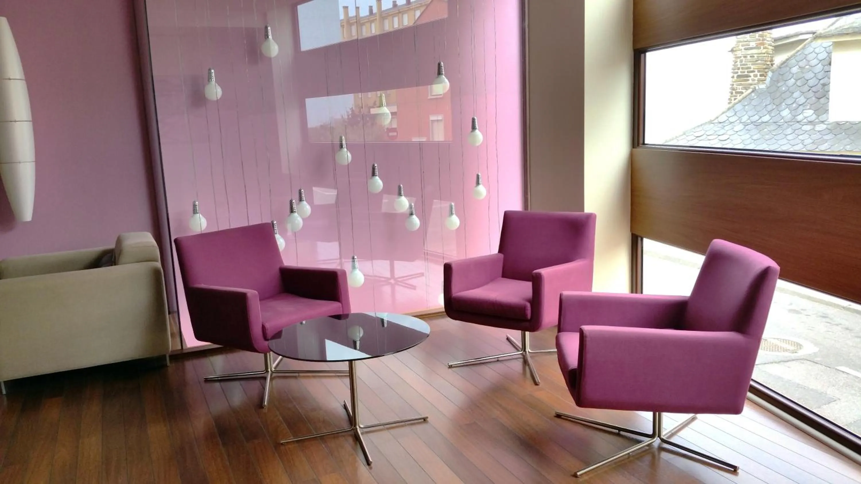 Communal lounge/ TV room in Isla Nova Hotel