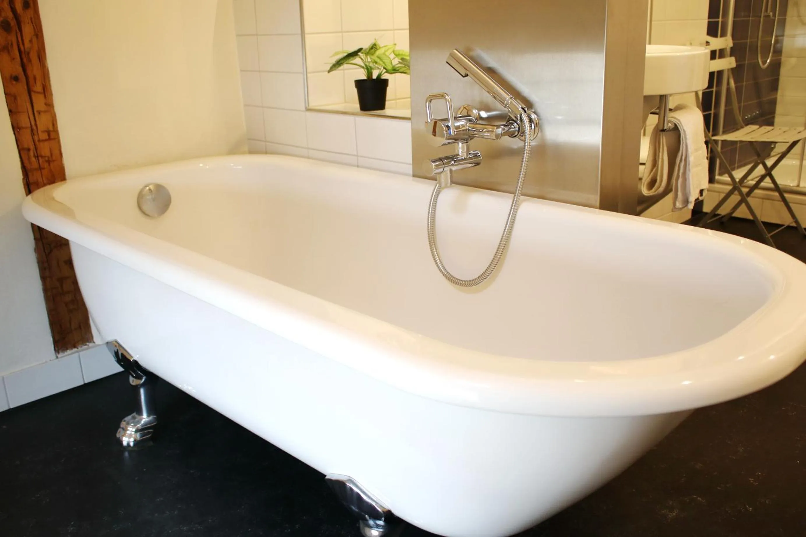 Bath in Hotel Le Lion - Self Check-in