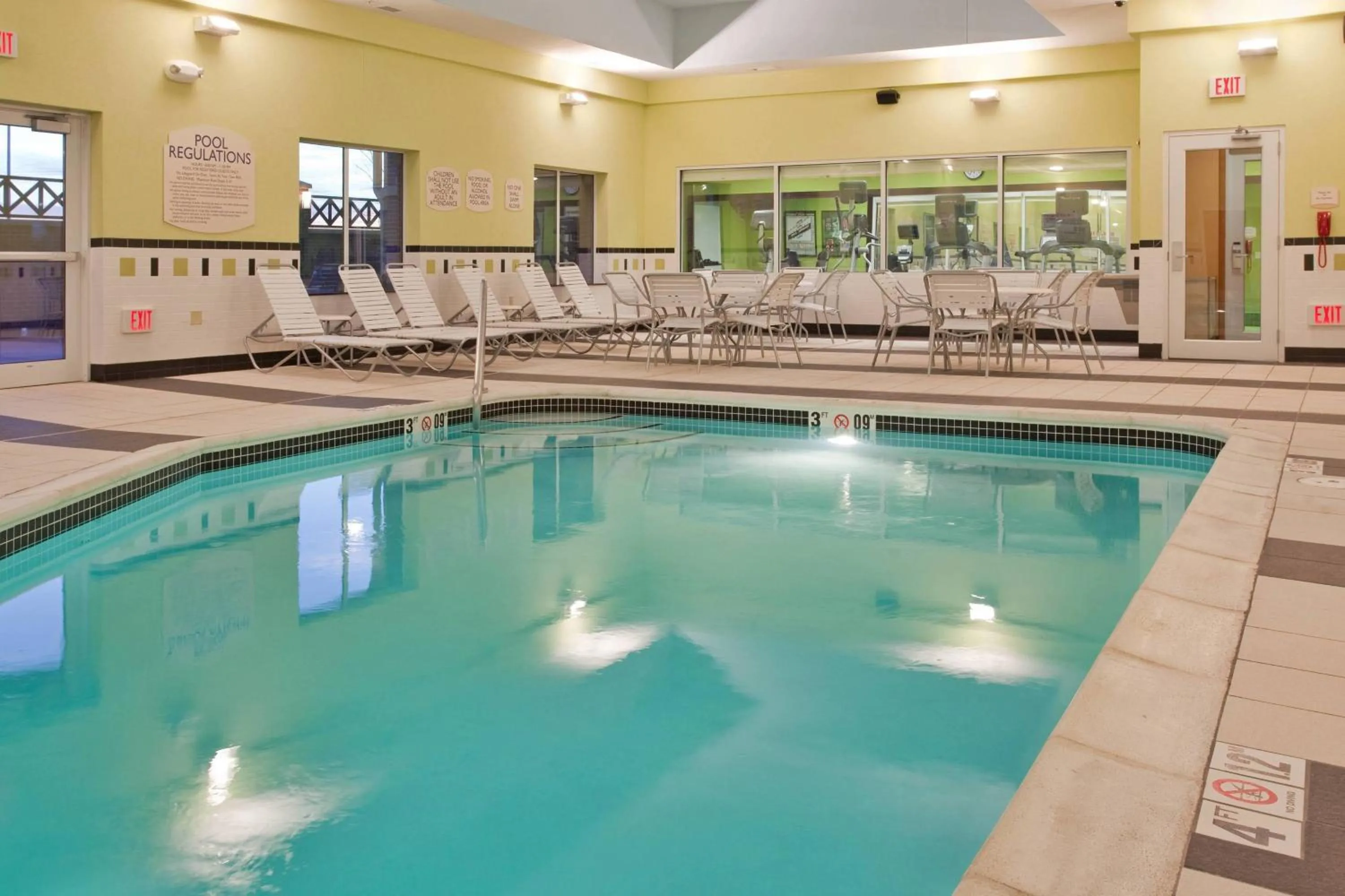 Swimming pool in Fairfield Inn & Suites by Marriott Kearney
