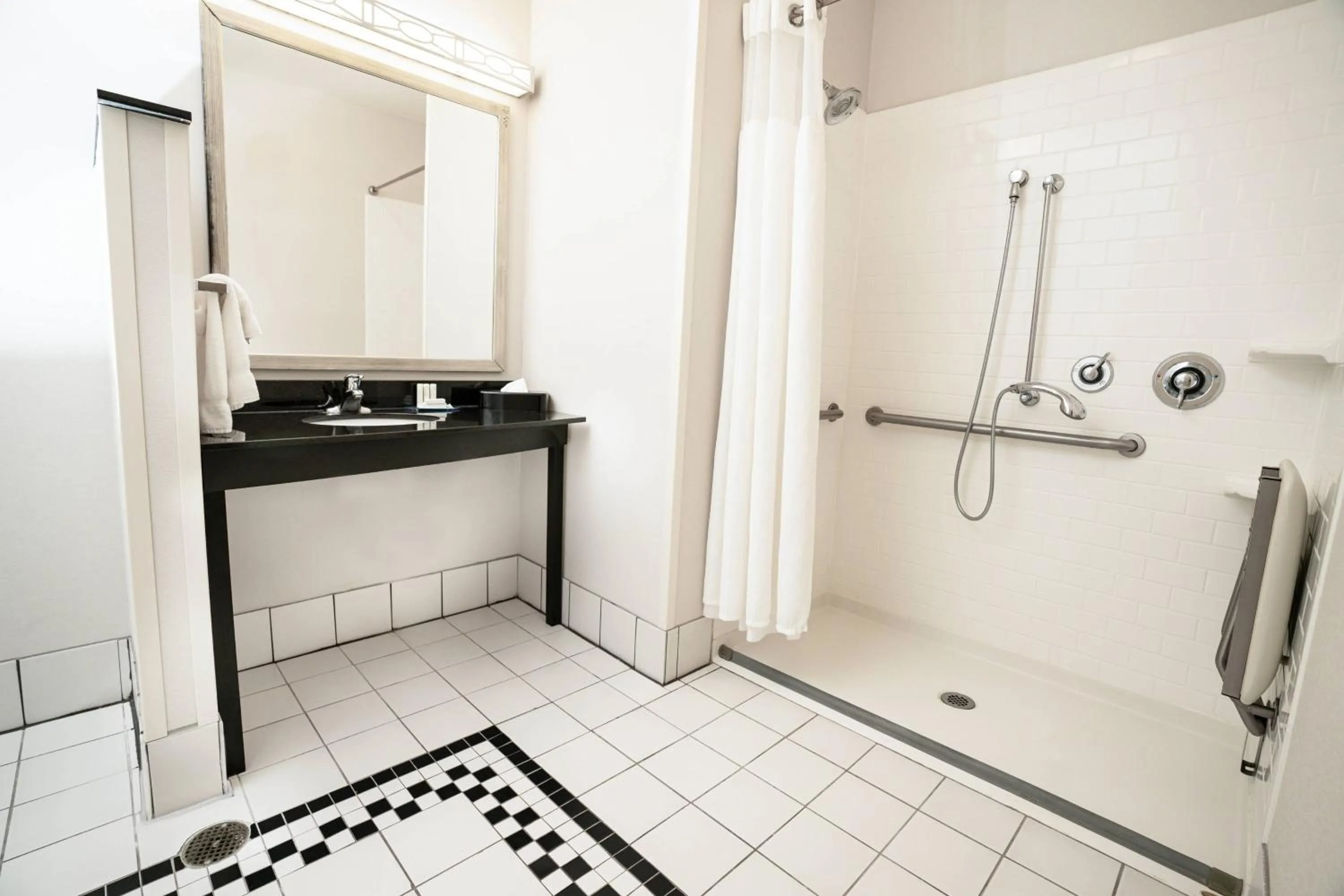 Bathroom in Fairfield Inn & Suites by Marriott Kearney