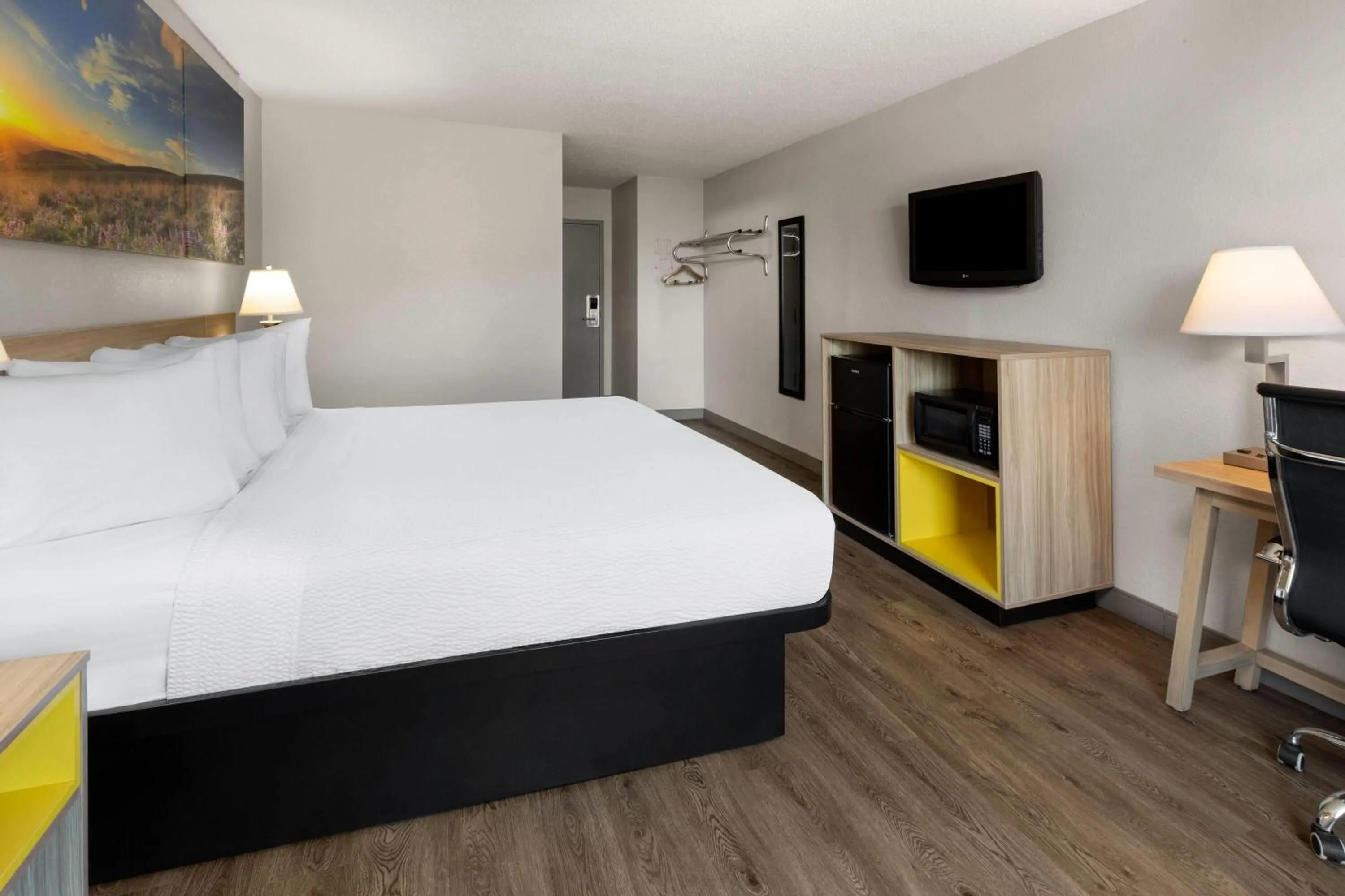 Photo of the whole room, Bed in Days Inn by Wyndham Cambridge