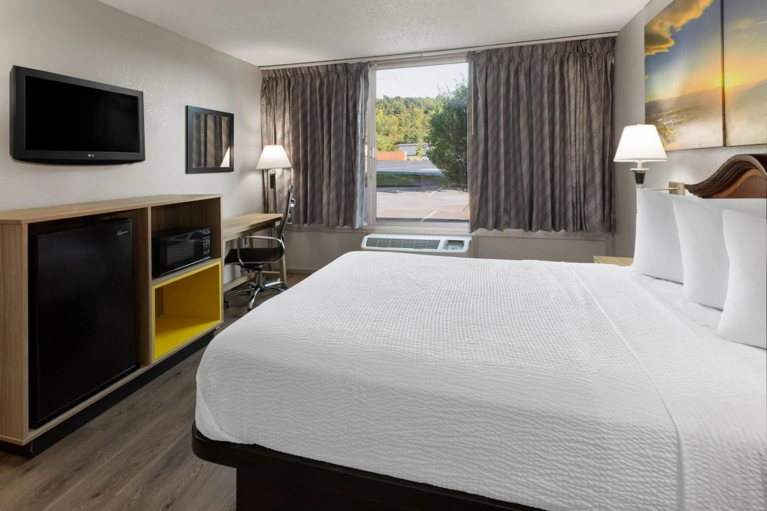 Photo of the whole room, Bed in Days Inn by Wyndham Cambridge