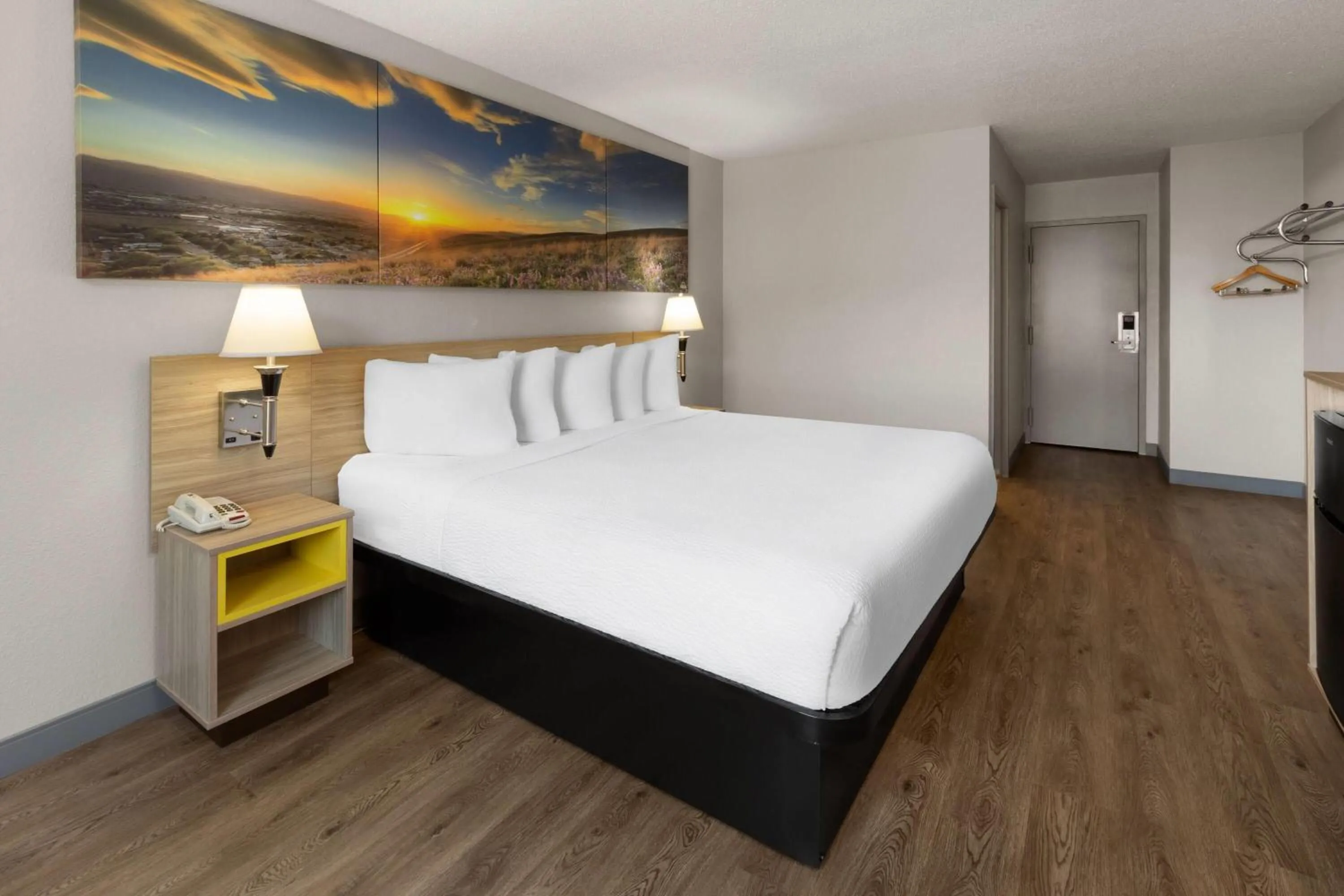 Photo of the whole room, Bed in Days Inn by Wyndham Cambridge