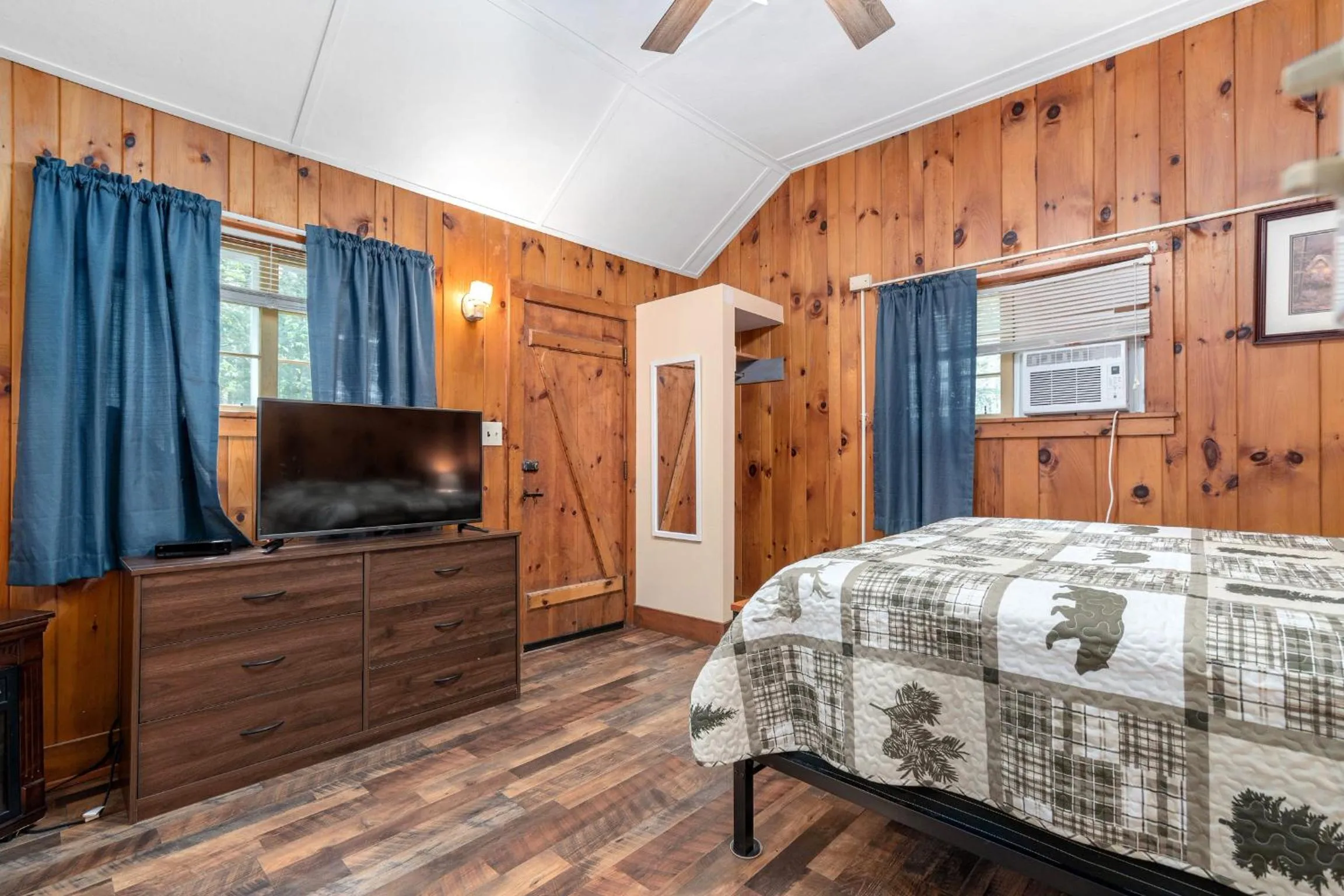 Bed in Hide-A-Way Waterfront Cottages