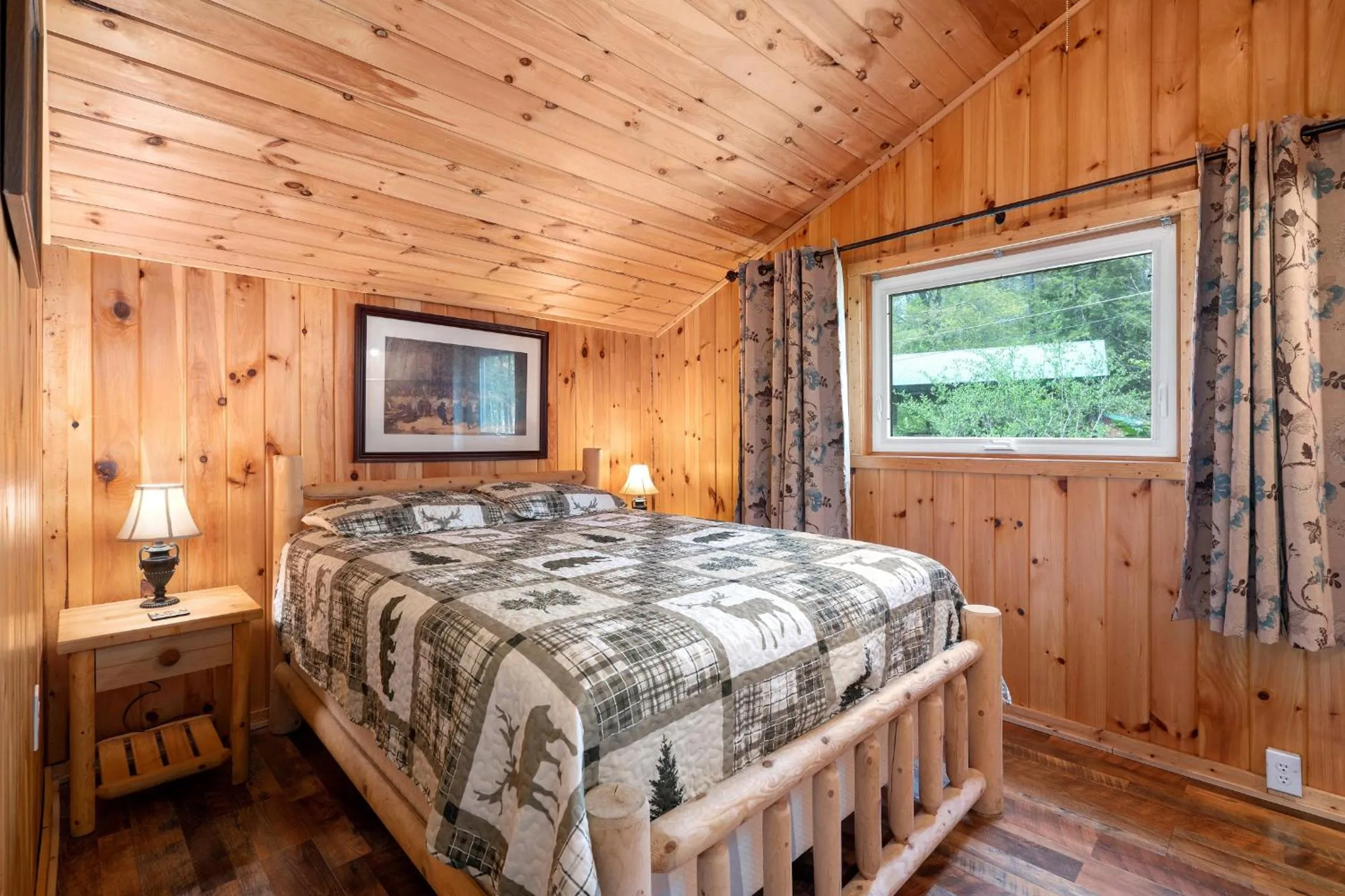 Bed in Hide-A-Way Waterfront Cottages