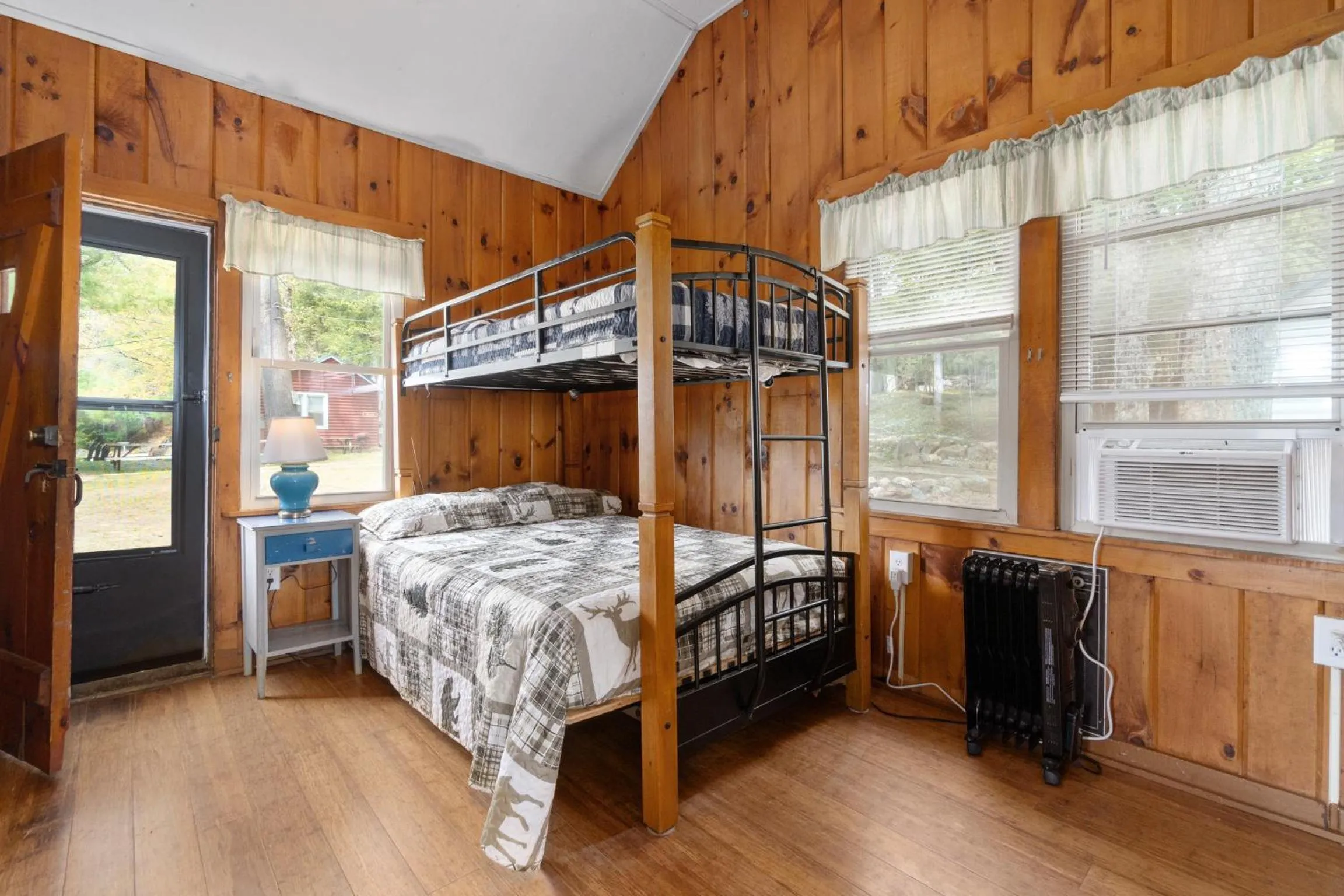 Bed in Hide-A-Way Waterfront Cottages