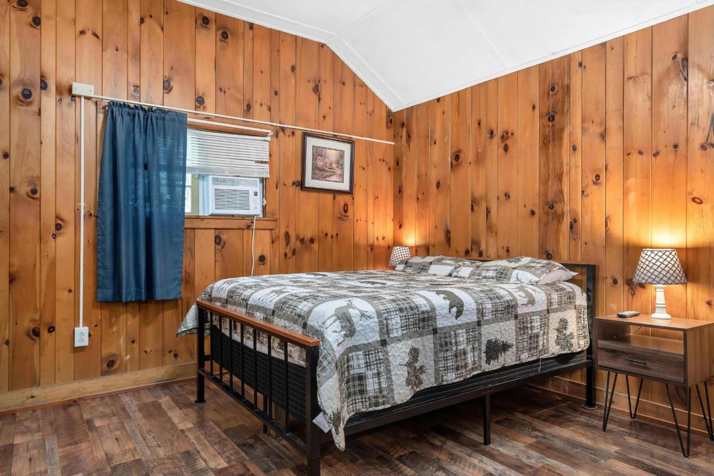 Bed in Hide-A-Way Waterfront Cottages