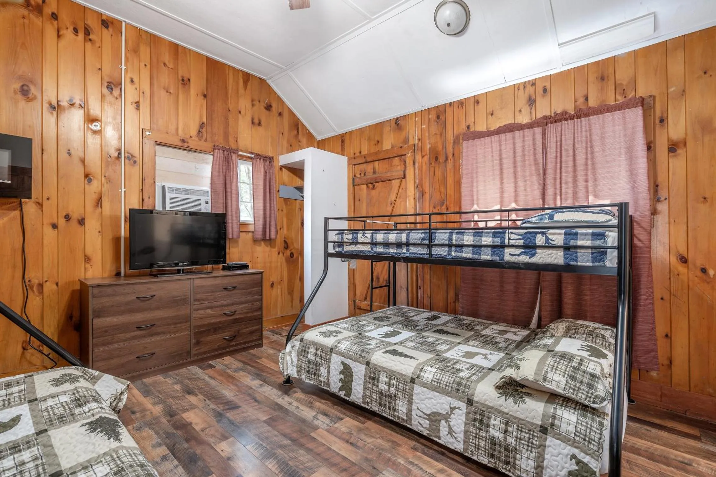 Bed in Hide-A-Way Waterfront Cottages