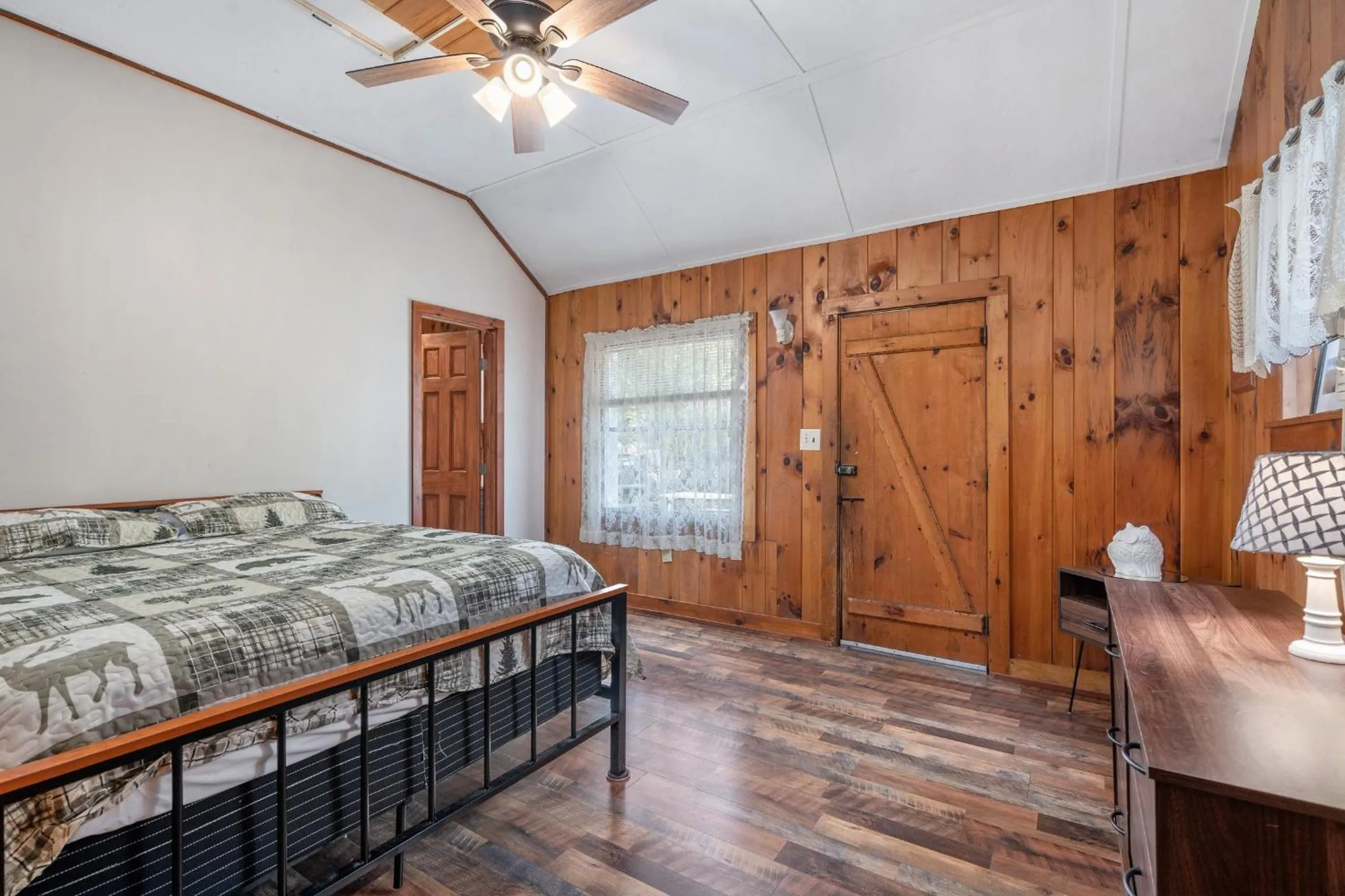 Bed in Hide-A-Way Waterfront Cottages