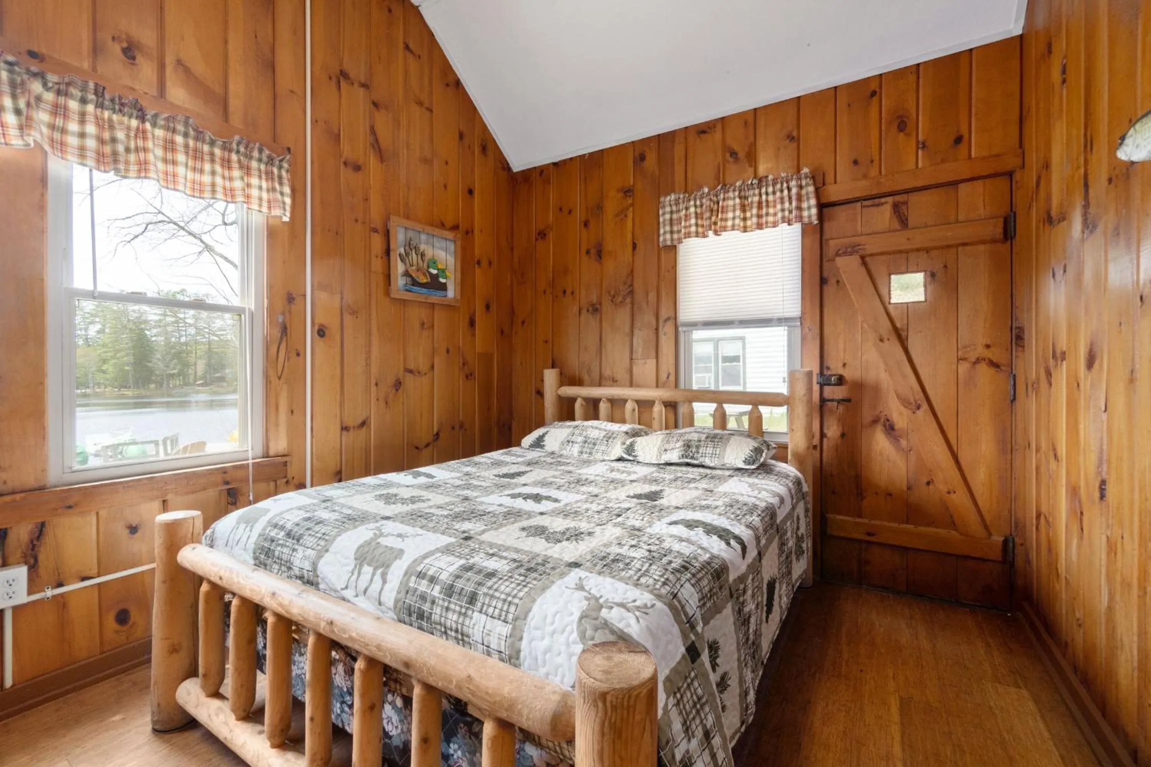 Bed in Hide-A-Way Waterfront Cottages