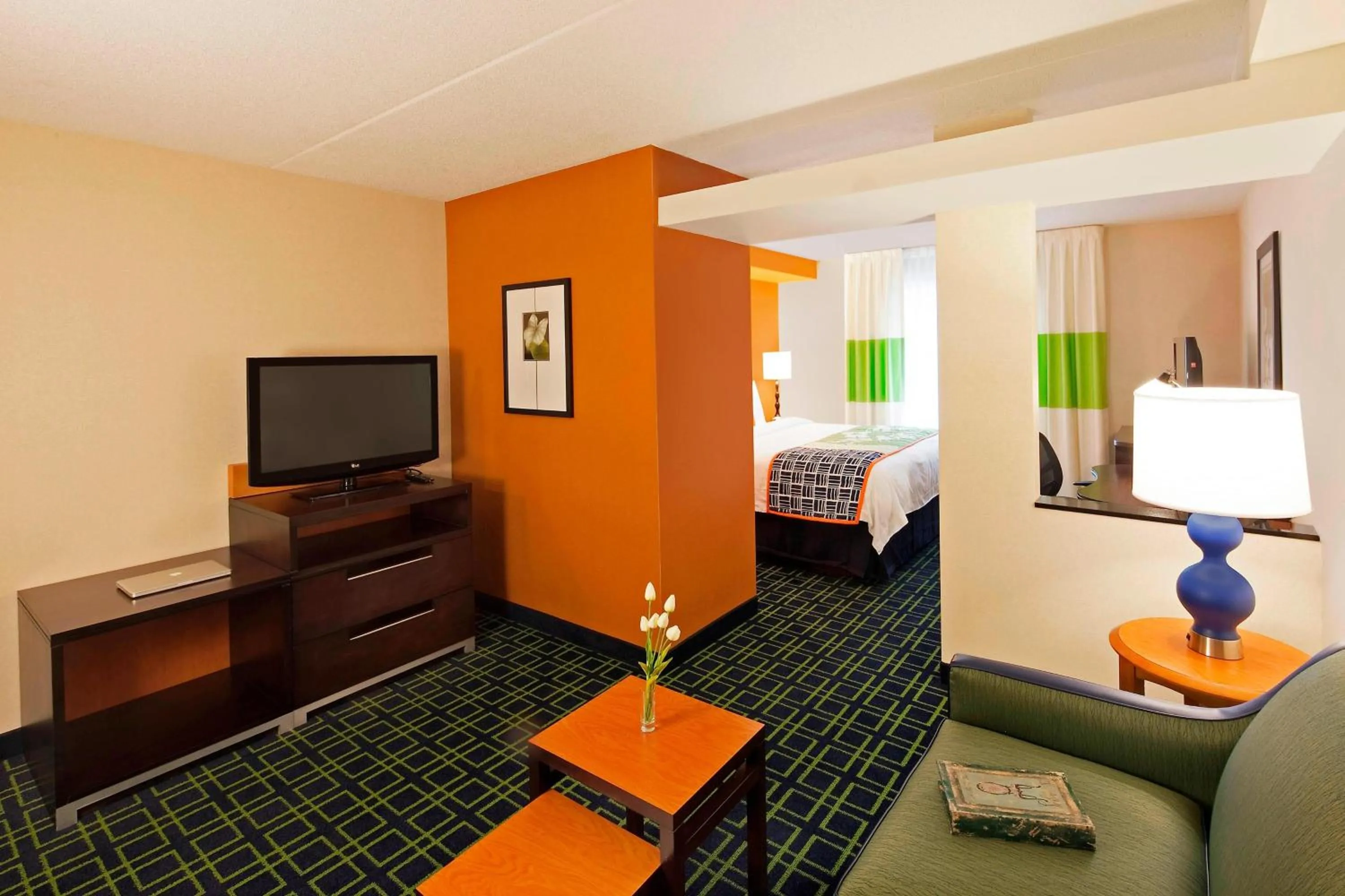 Photo of the whole room, Bed in Fairfield Inn & Suites by Marriott Toronto Mississauga