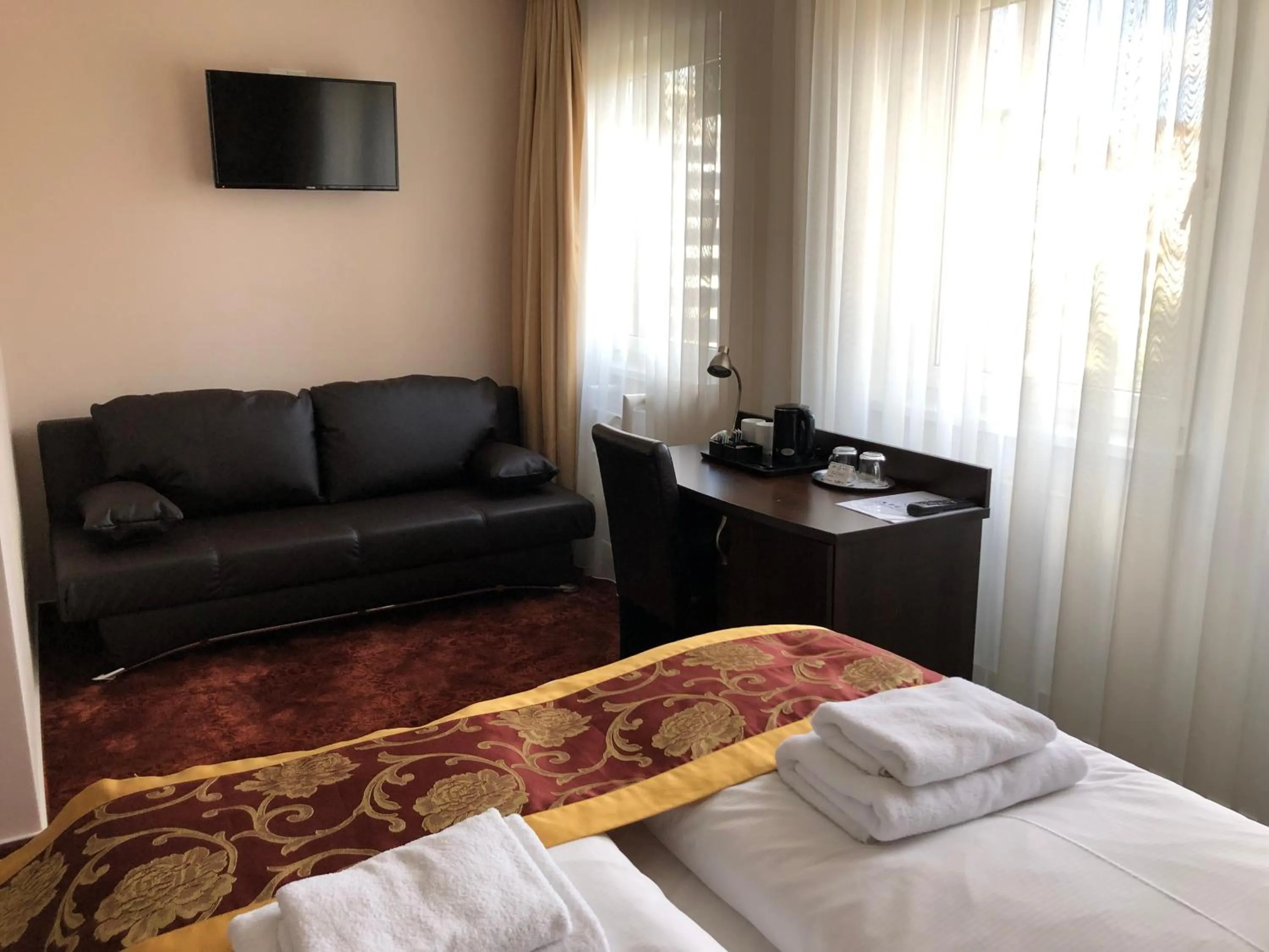 Seating area, Bed in Atlas Berlin Hotel