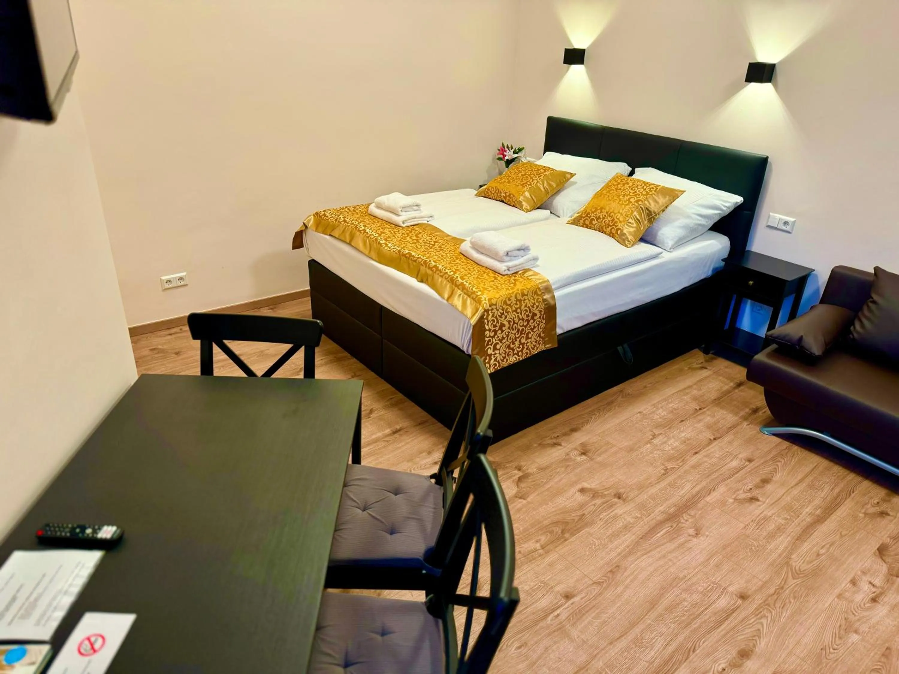 Photo of the whole room, Bed in Atlas Berlin Hotel