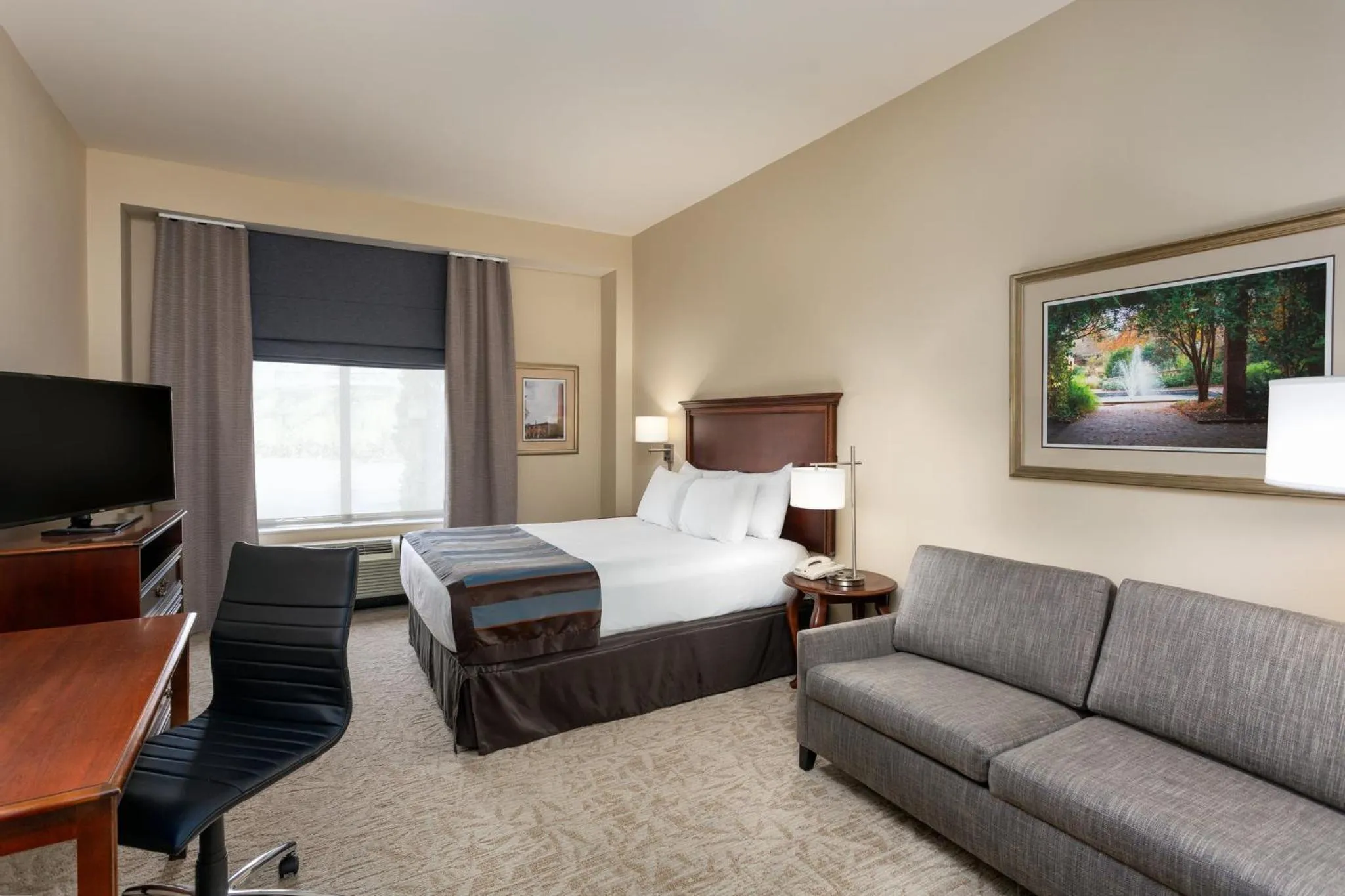Photo of the whole room, Bed in Lexington Expo Hotel by IHG