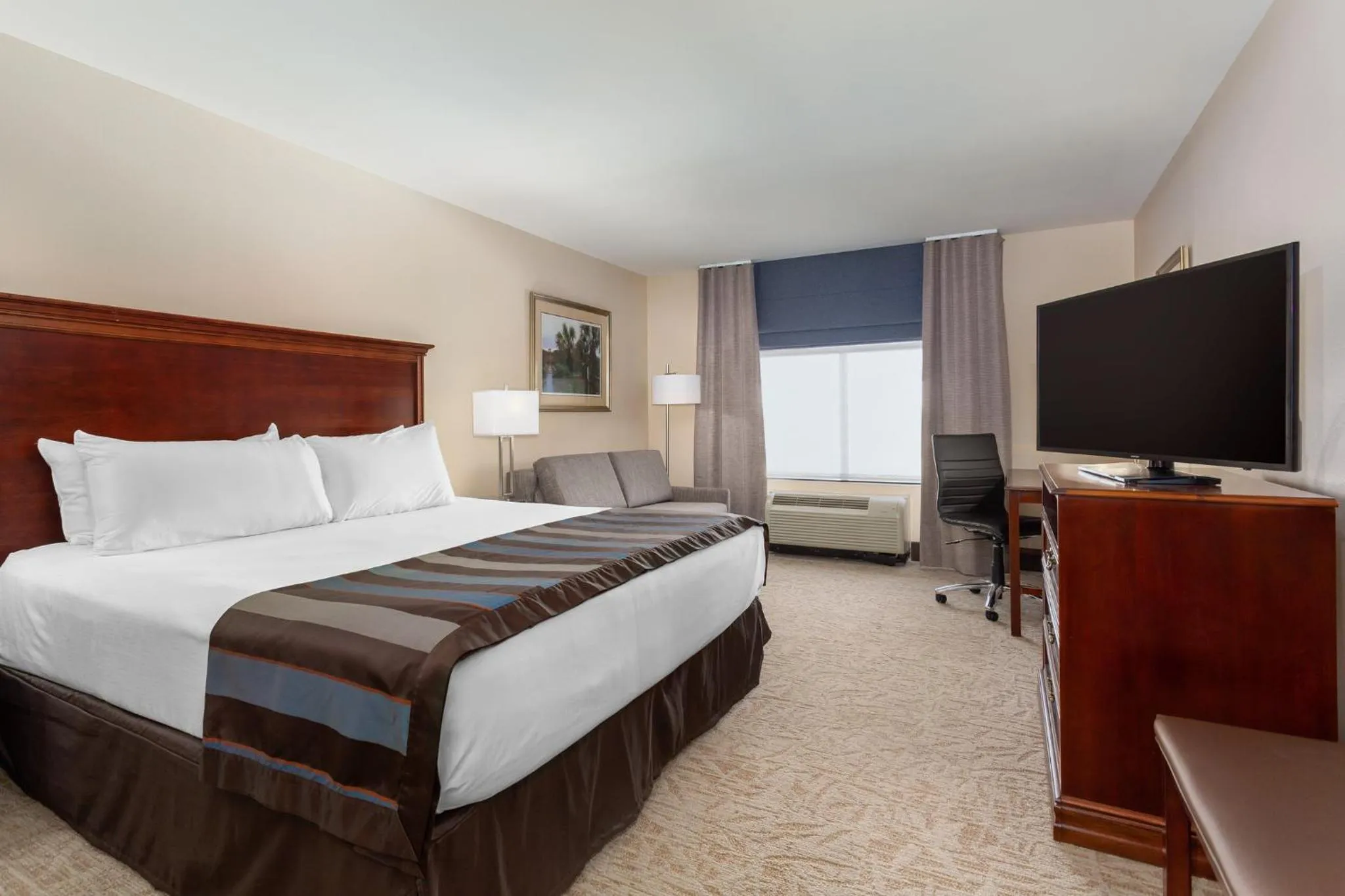 Photo of the whole room, Bed in Lexington Expo Hotel by IHG