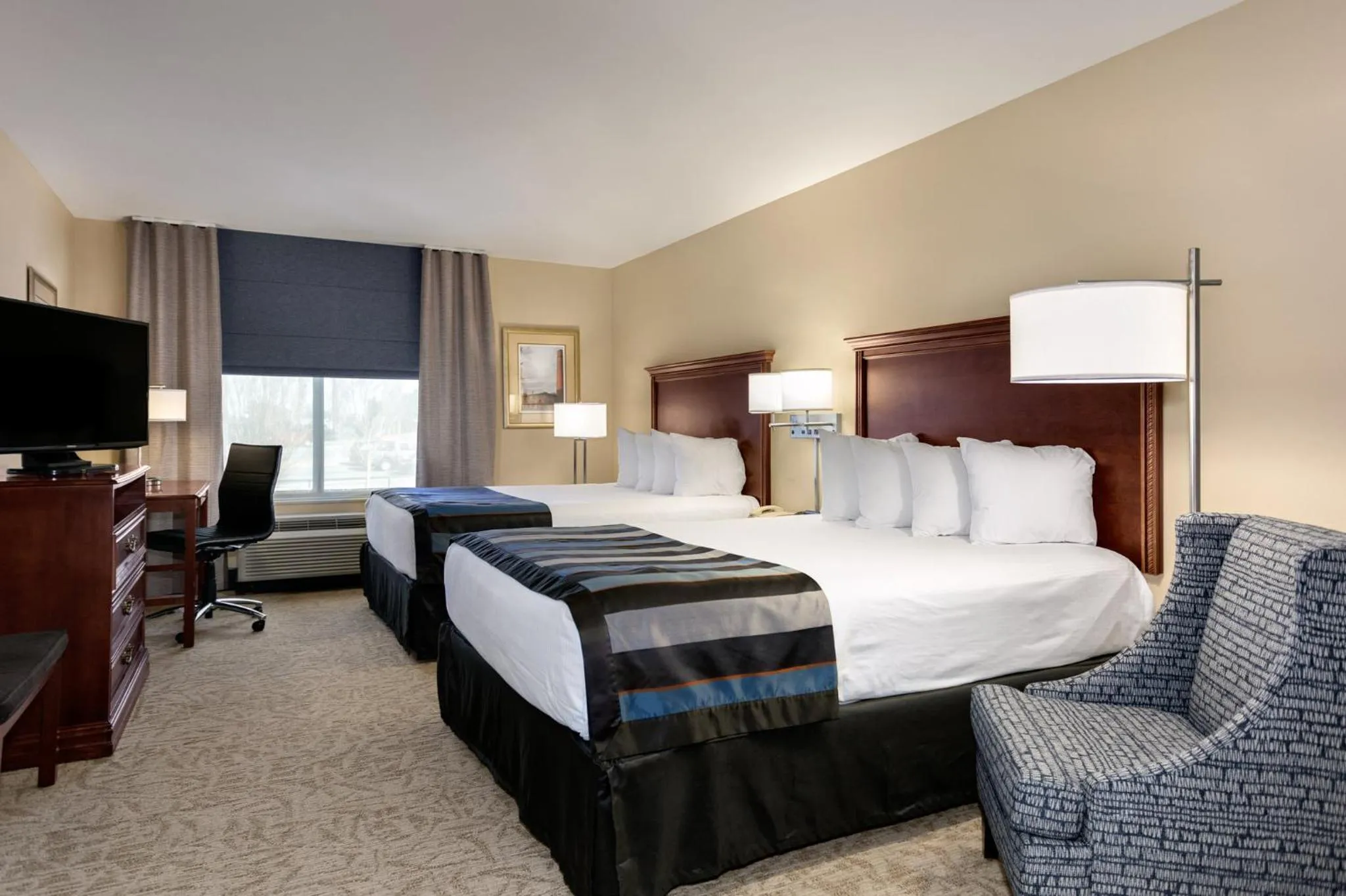 Photo of the whole room, Bed in Lexington Expo Hotel by IHG