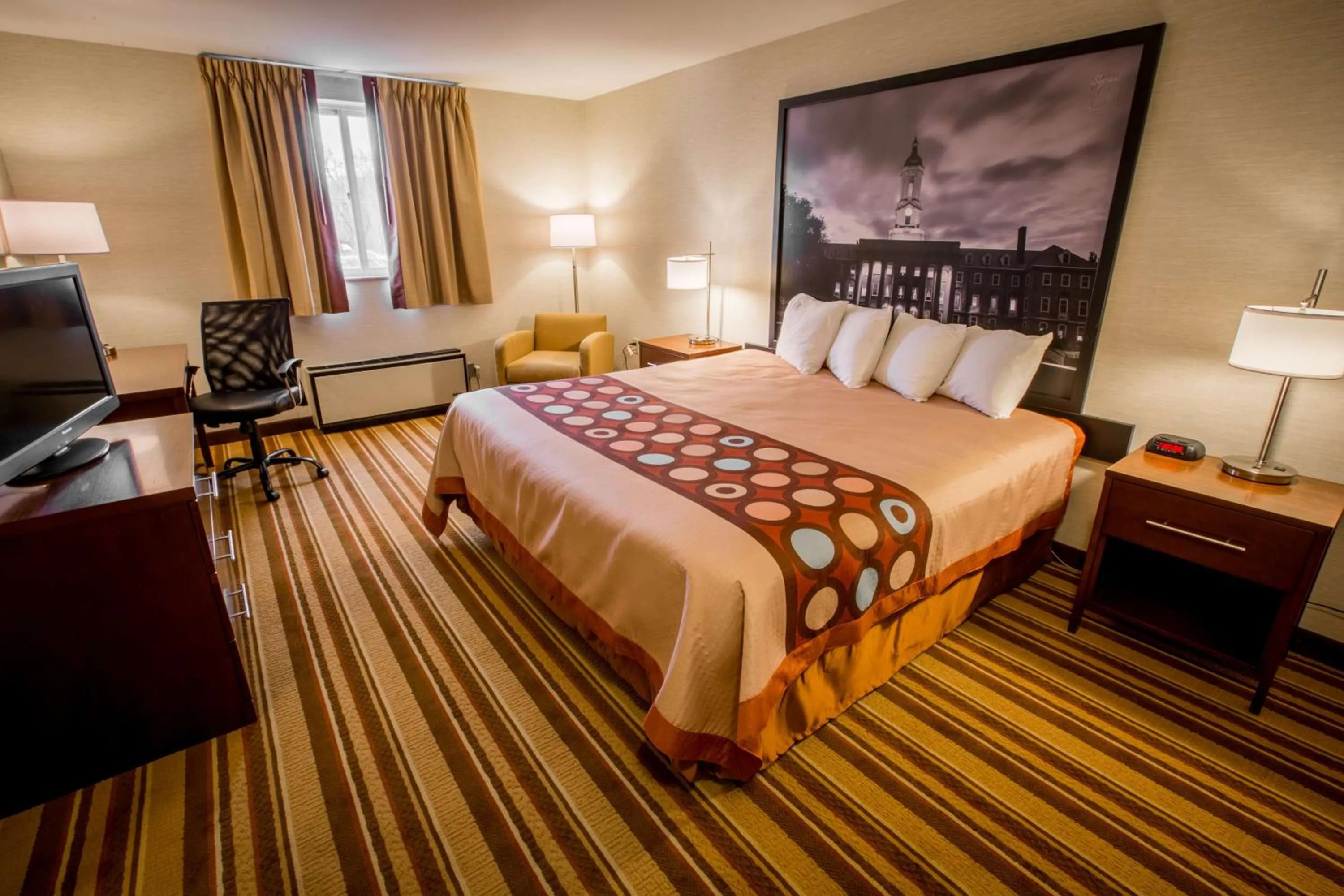 Photo of the whole room, Bed in Super 8 by Wyndham State College