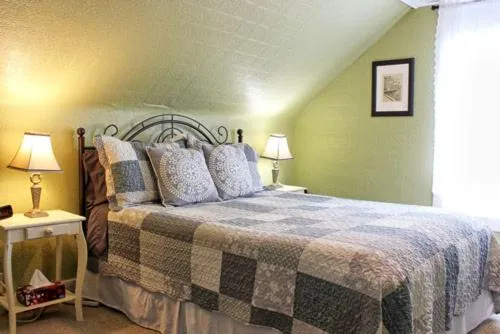 Bed in Willow House Inn B&B
