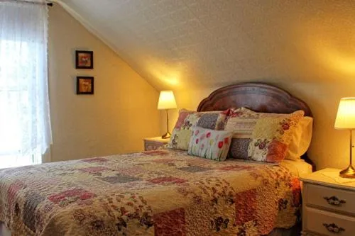 Bed in Willow House Inn B&B