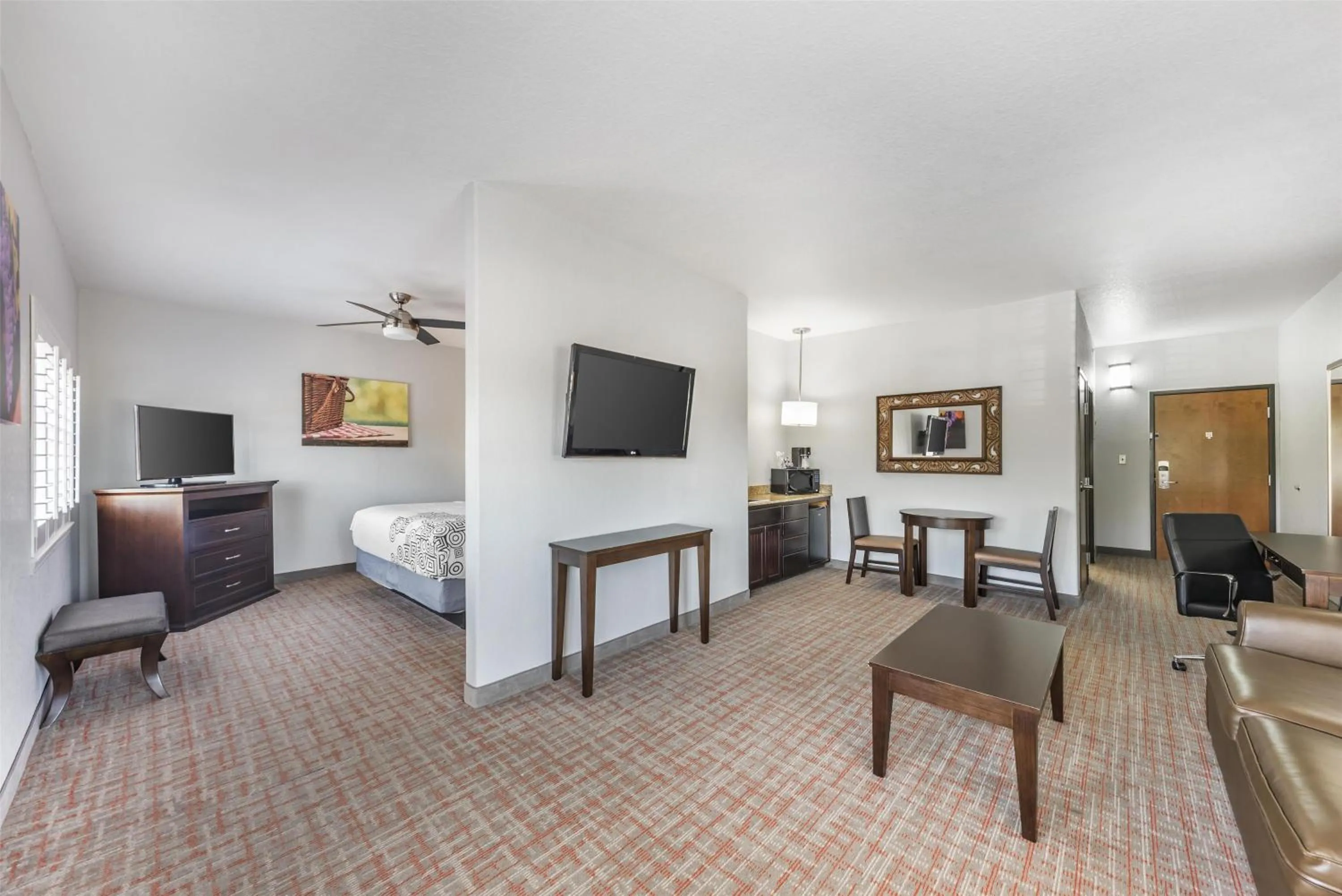 Photo of the whole room, Bed in Best Western Plus Fredericksburg