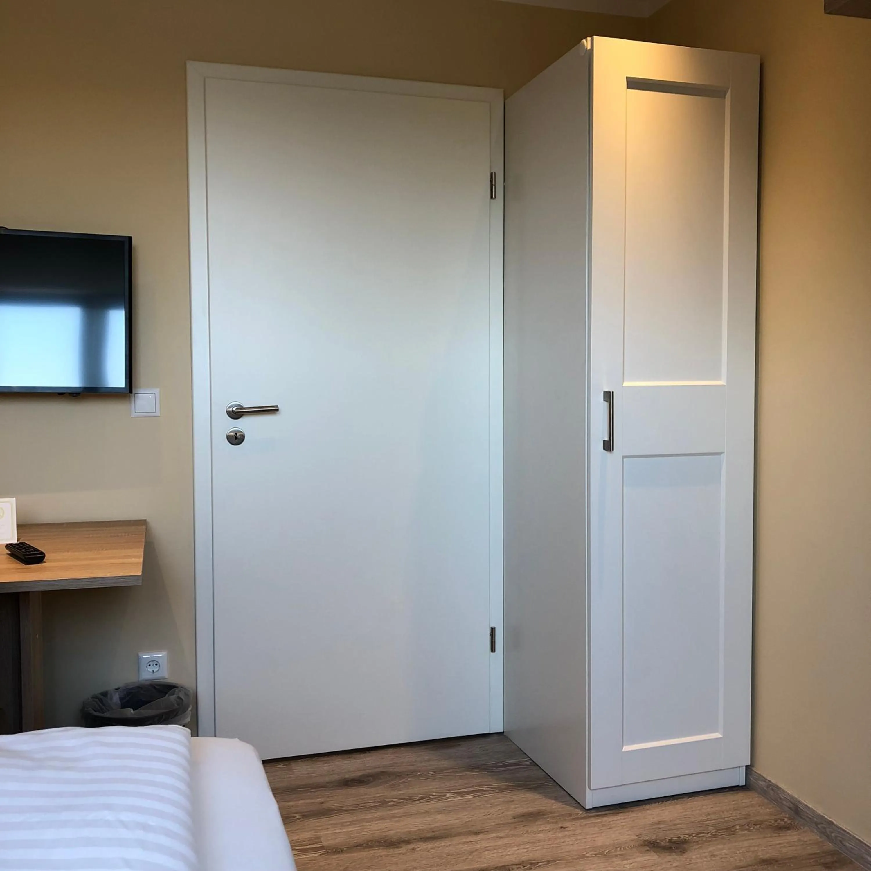 Bed in Hotel Select Suites & Aparts