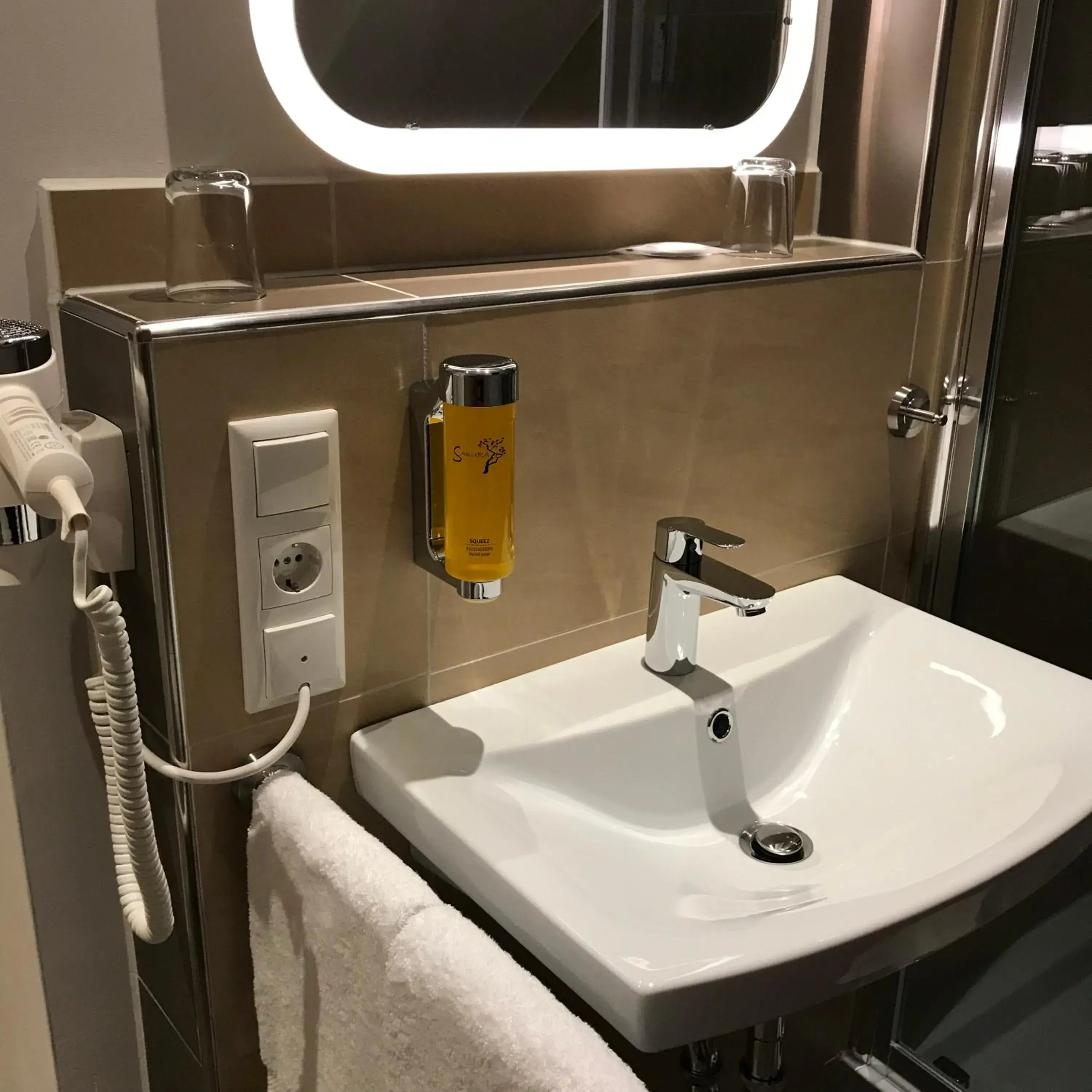 Economy Double Room in Hotel Select Suites & Aparts Economy Double Room in Hotel Select Suites & Aparts