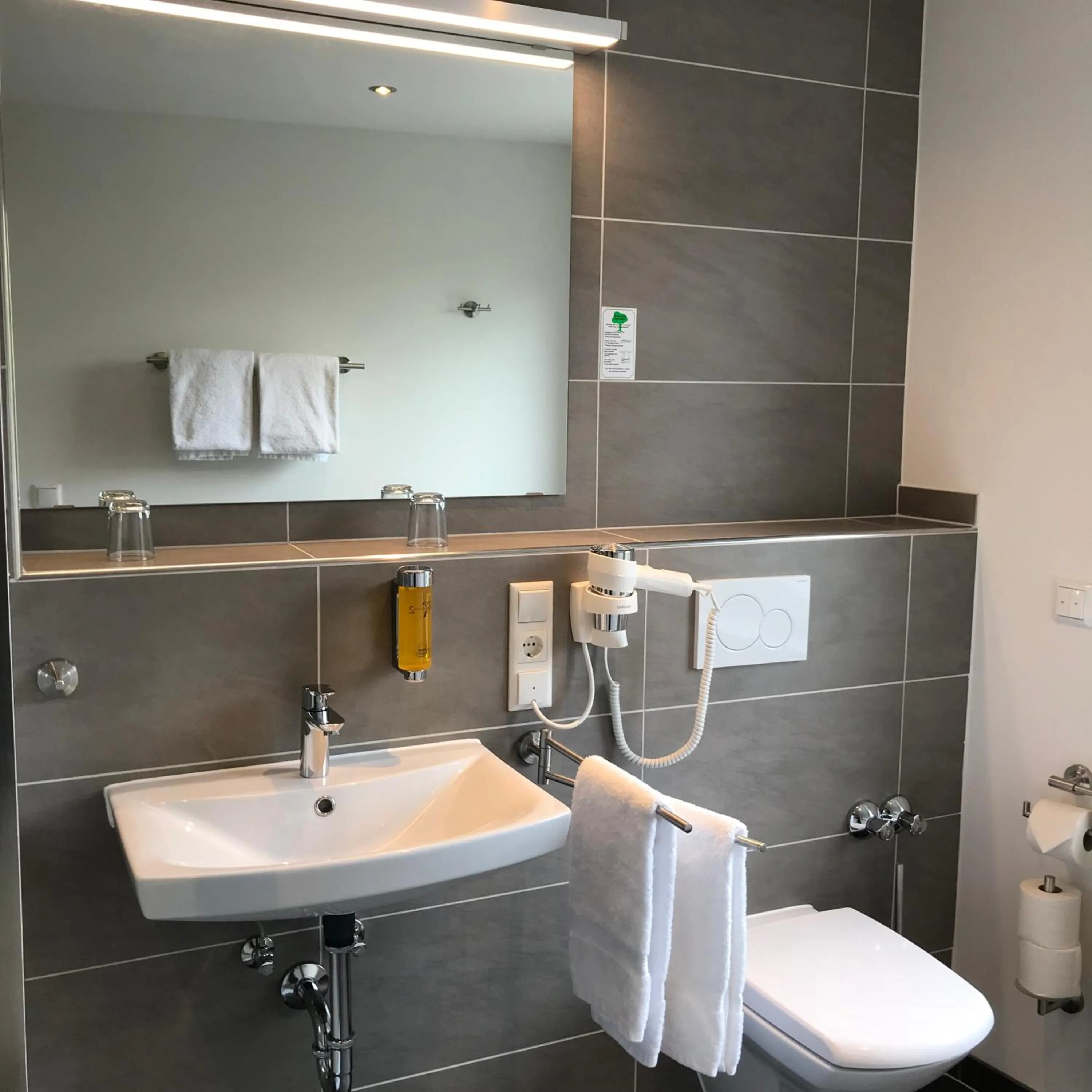 Toilet in Hotel Select Suites & Aparts