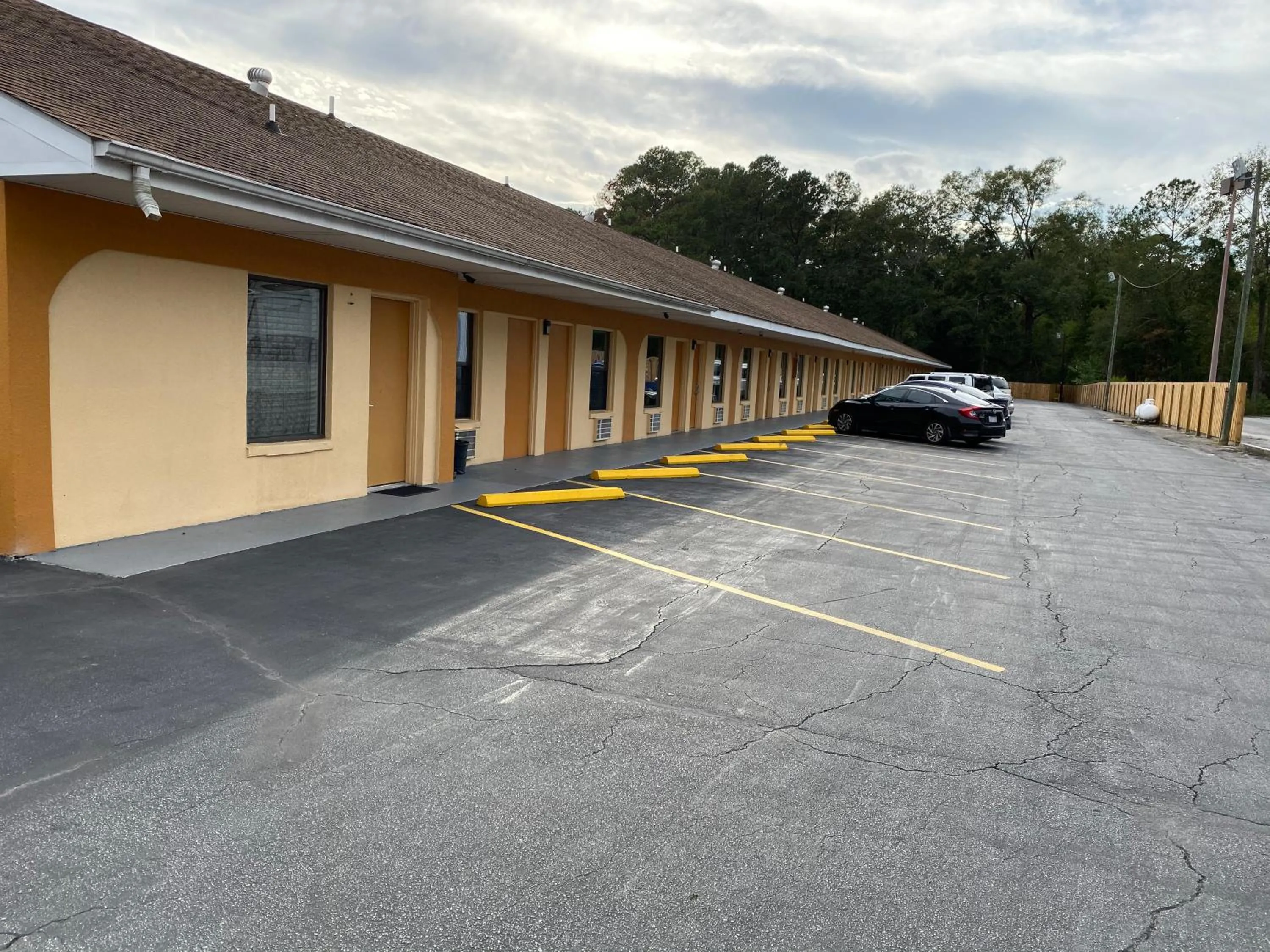 Property building in Deluxe Inn Hardeeville